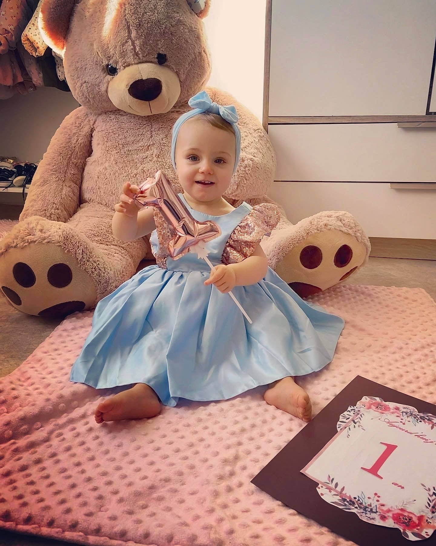 Tessa a rejoint le concours — aidez-le/la à gagner de superbes lots ! baby_toddler_clothing, child, dress, event, flooring, fur, happy, joy, mammal, person, pink, plush, product, room, skin, smile, stuffed_toy, teddy_bear, textile, toddler