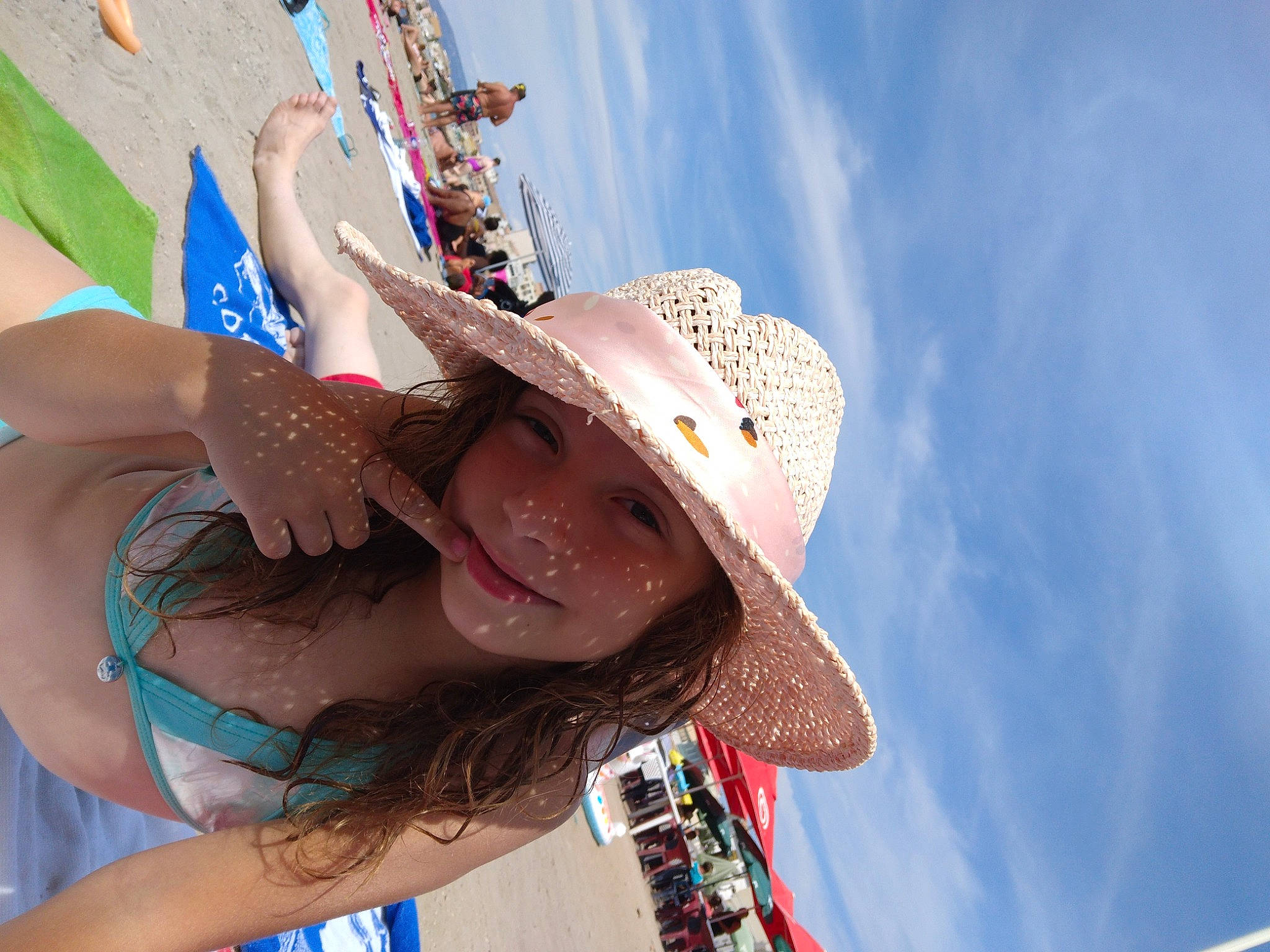 Chiara a rejoint le concours — aidez-le/la à gagner de superbes lots ! azure, blue, cloud, cool, daytime, eyewear, fashion, fedora, hairstyle, happy, hat, headgear, headwear, human, joy, person, sky, smile, sun_hat, sunglasses