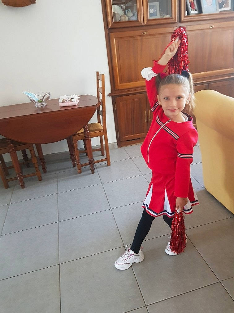 Chiara a rejoint le concours — aidez-le/la à gagner de superbes lots ! baby, carmine, child, christmas_decoration, costume, couch, event, floor, flooring, furniture, hardwood, hat, holiday, human_body, human_leg, joy, leisure, person, picture_frame, sleeve