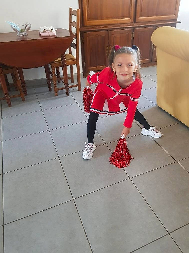 Chiara a rejoint le concours — aidez-le/la à gagner de superbes lots ! cabinetry, chair, chest_of_drawers, cleanliness, drawer, floor, flooring, foot, hardwood, head, human_leg, joy, knee, leisure, person, shoe, sleeve, t_shirt, table, thigh