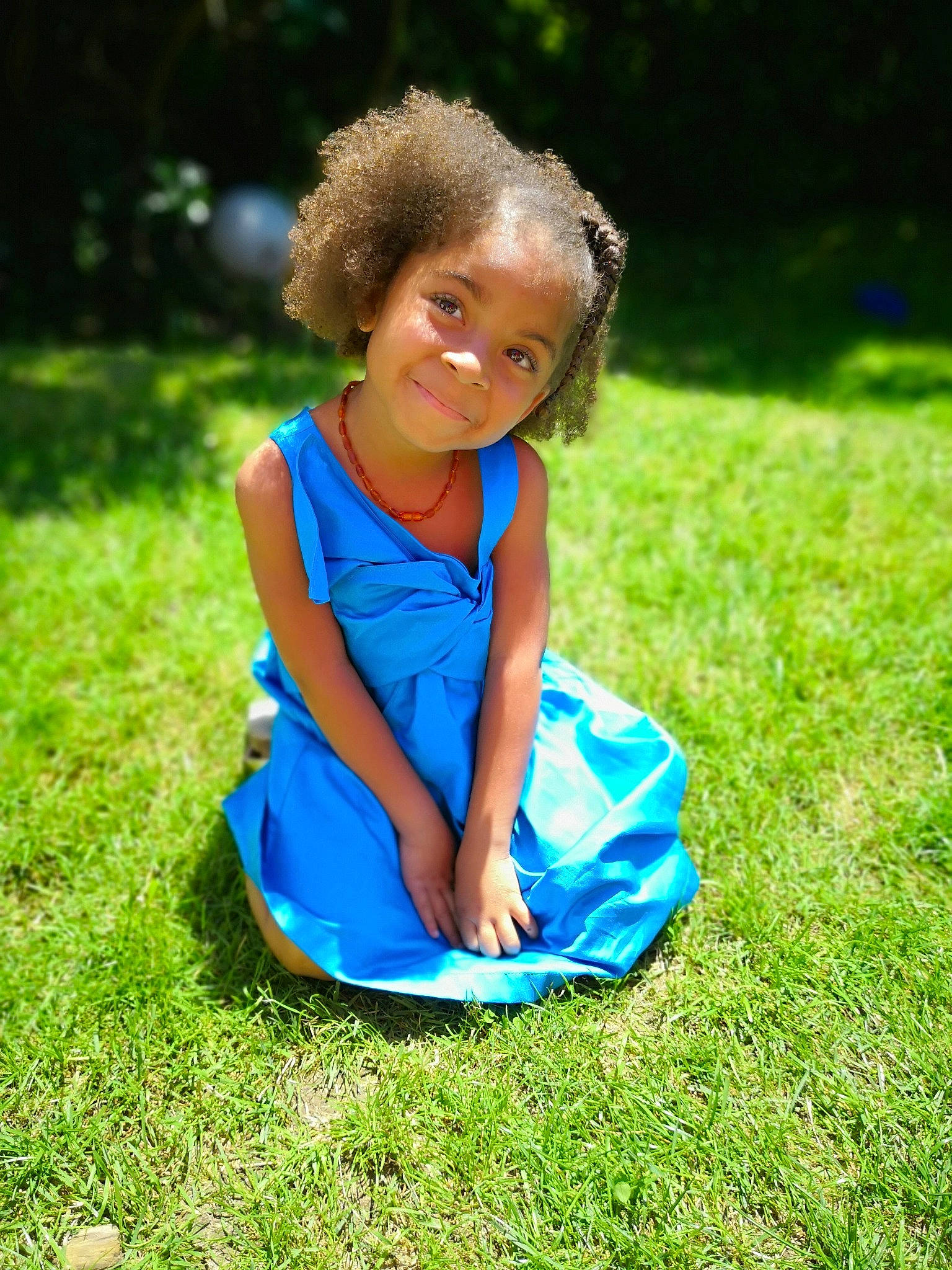 Noelany a rejoint le concours — aidez-le/la à gagner de superbes lots ! blue, child, child_model, dress, fun, grass, happy, joy, lawn, leisure, people_in_nature, person, photography, play, recreation, sitting, smile, summer, toddler, vacation