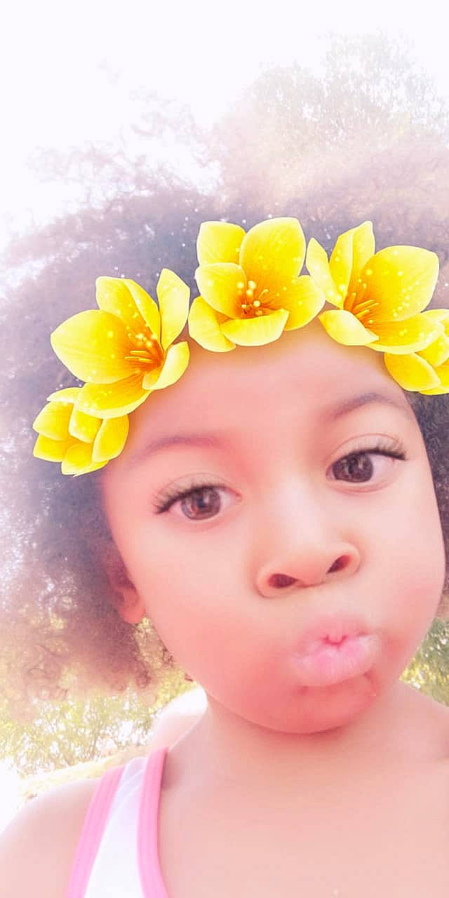 Noelany participe au concours pour gagner de l'argent avec cette photo : child, crown, face, fashion_accessory, flower, hair_accessory, happy, headband, headgear, headpiece, headwear, person, petal, plant, skin, smile, toddler, yellow