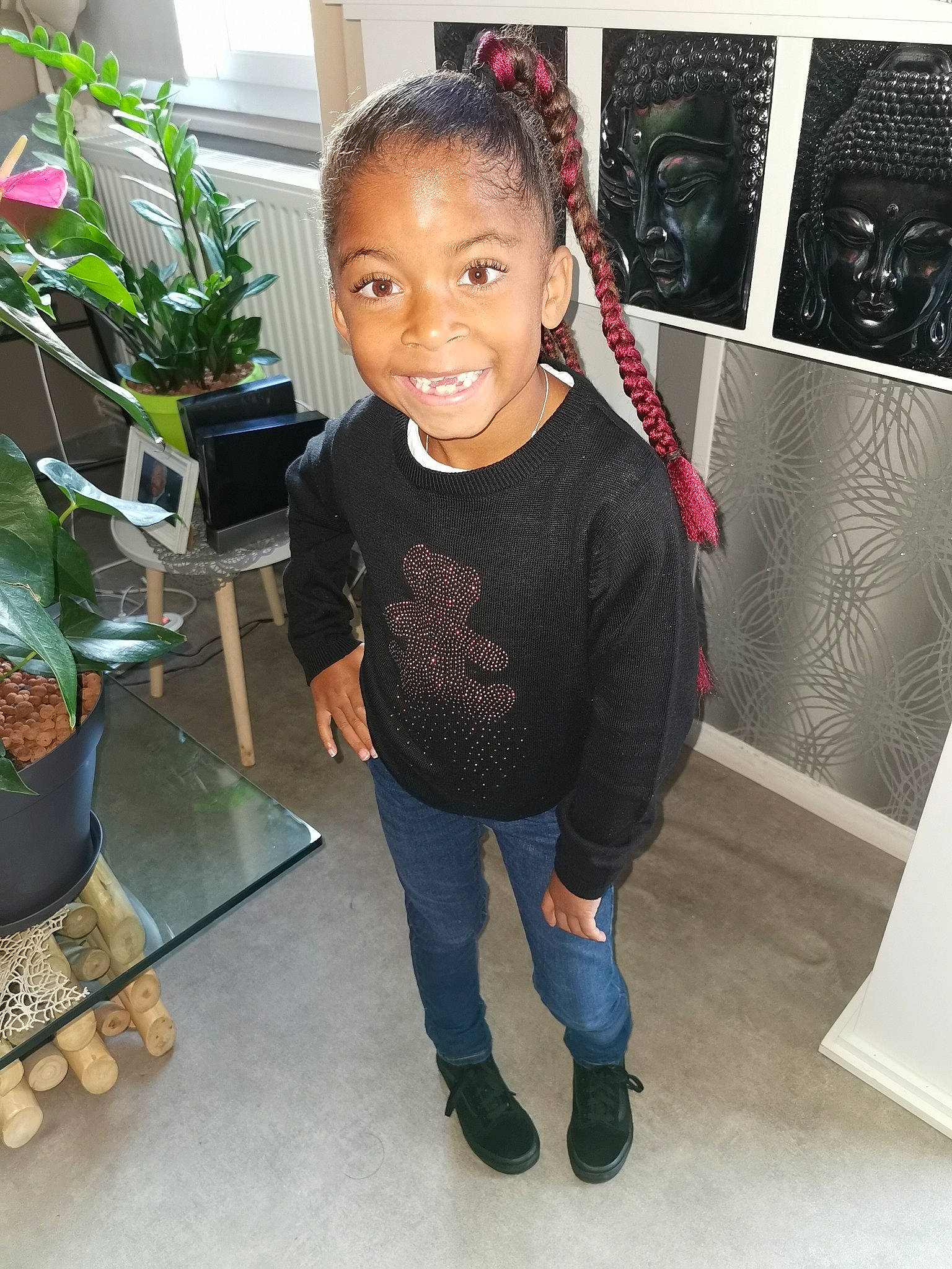 Noelany participe au concours pour gagner de l'argent avec cette photo : black_hair, child, footwear, head, jeans, joy, person, plant, shoe, t_shirt, toddler