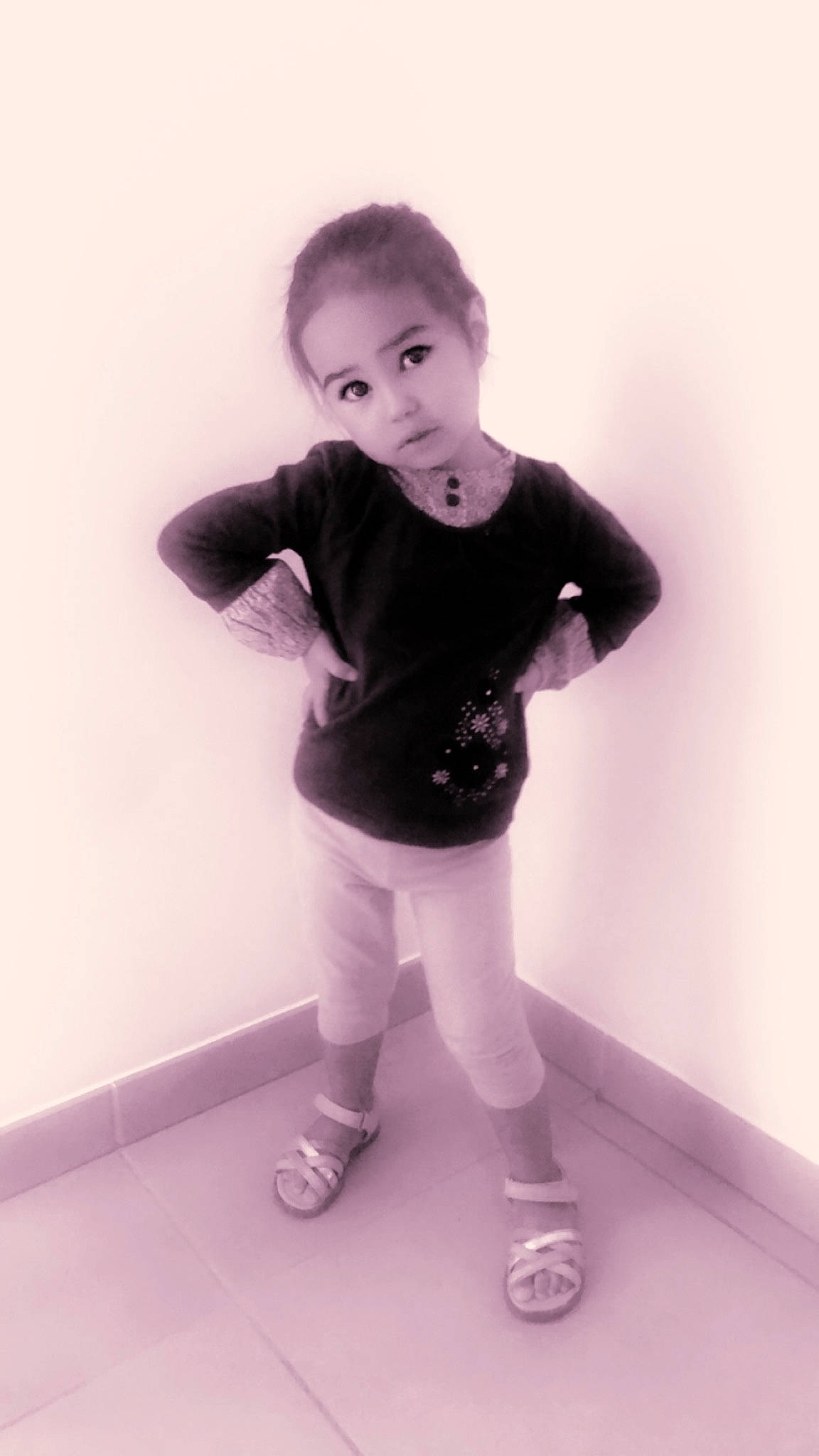 Kaély a rejoint le concours — aidez-le/la à gagner de superbes lots ! arm, child, fashion_design, flash_photography, hair, happy, head, human_body, human_leg, jaw, knee, magenta, monochrome_photography, person, purple, sleeve, sock, sportswear, t_shirt, thigh