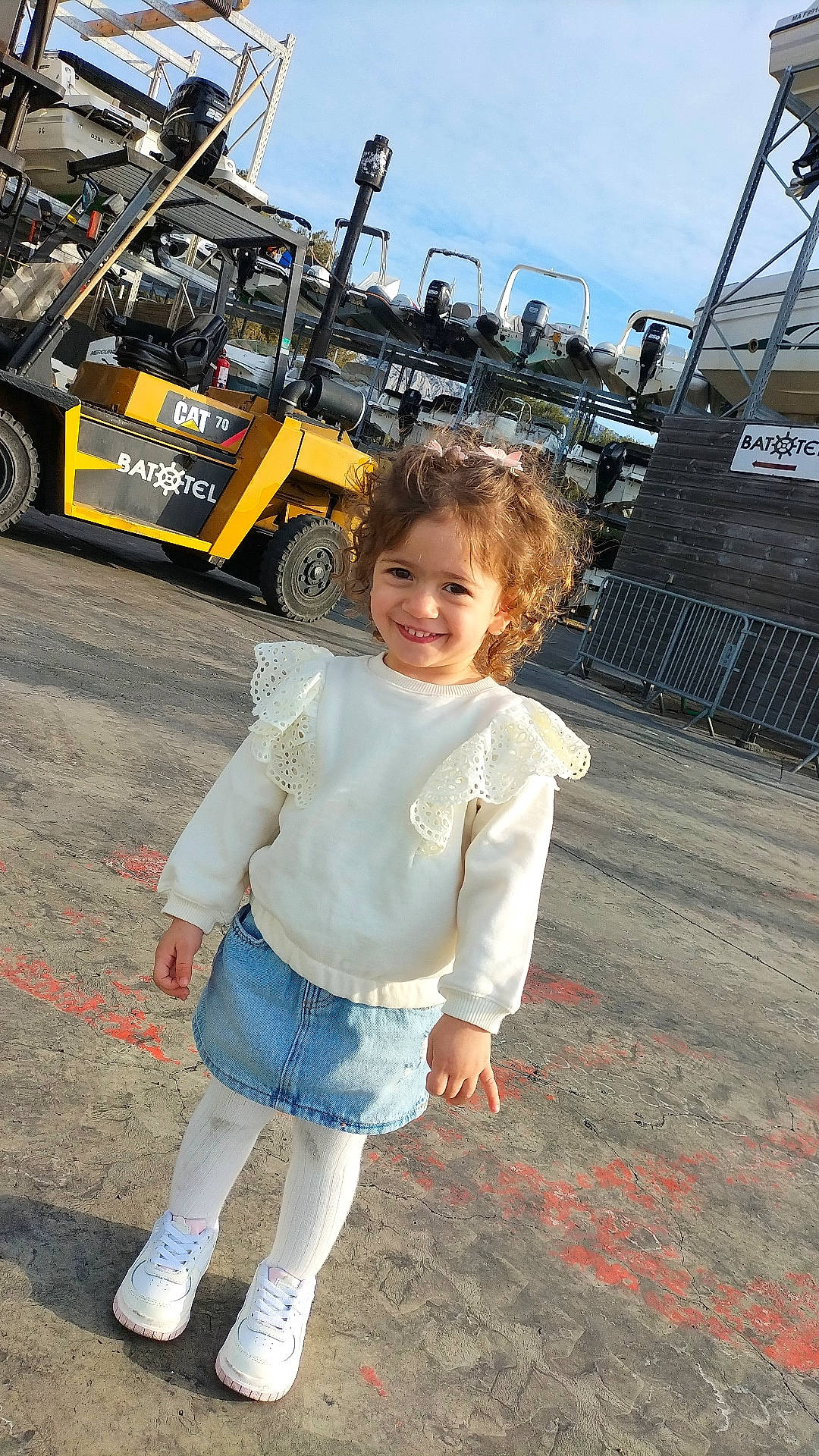 Lilyane participe au concours pour gagner de l'argent avec cette photo : asphalt, automotive_tire, city, electric_blue, fun, happy, joy, leisure, morning, people, person, recreation, road, road_surface, sky, smile, standing, t_shirt, tire, toddler