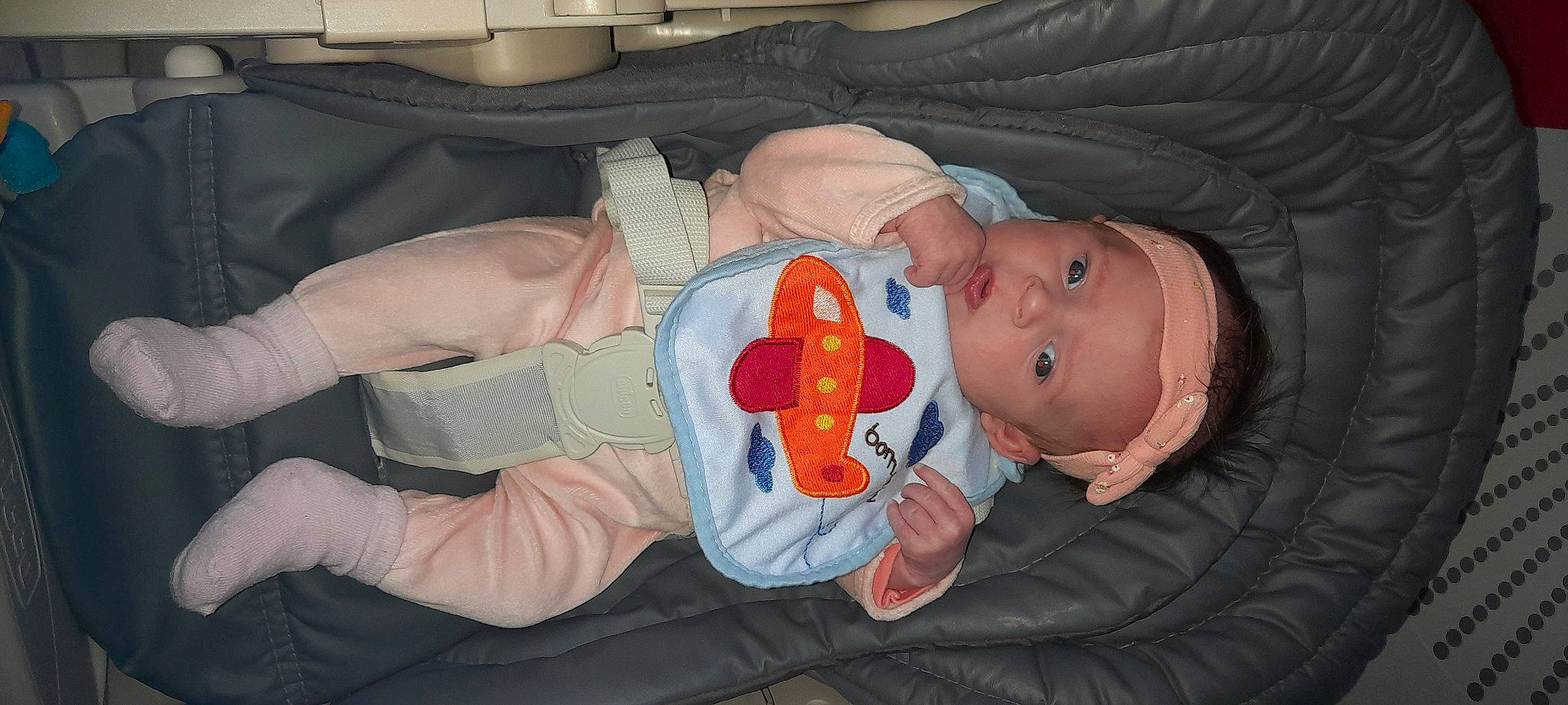 Léa a rejoint le concours — aidez-le/la à gagner de superbes lots ! baby, baby_products, baby_toddler_clothing, cheek, child, comfort, finger, gesture, head, headwear, human_body, joint, mouth, nail, person, room, service, skin, sleep, thumb