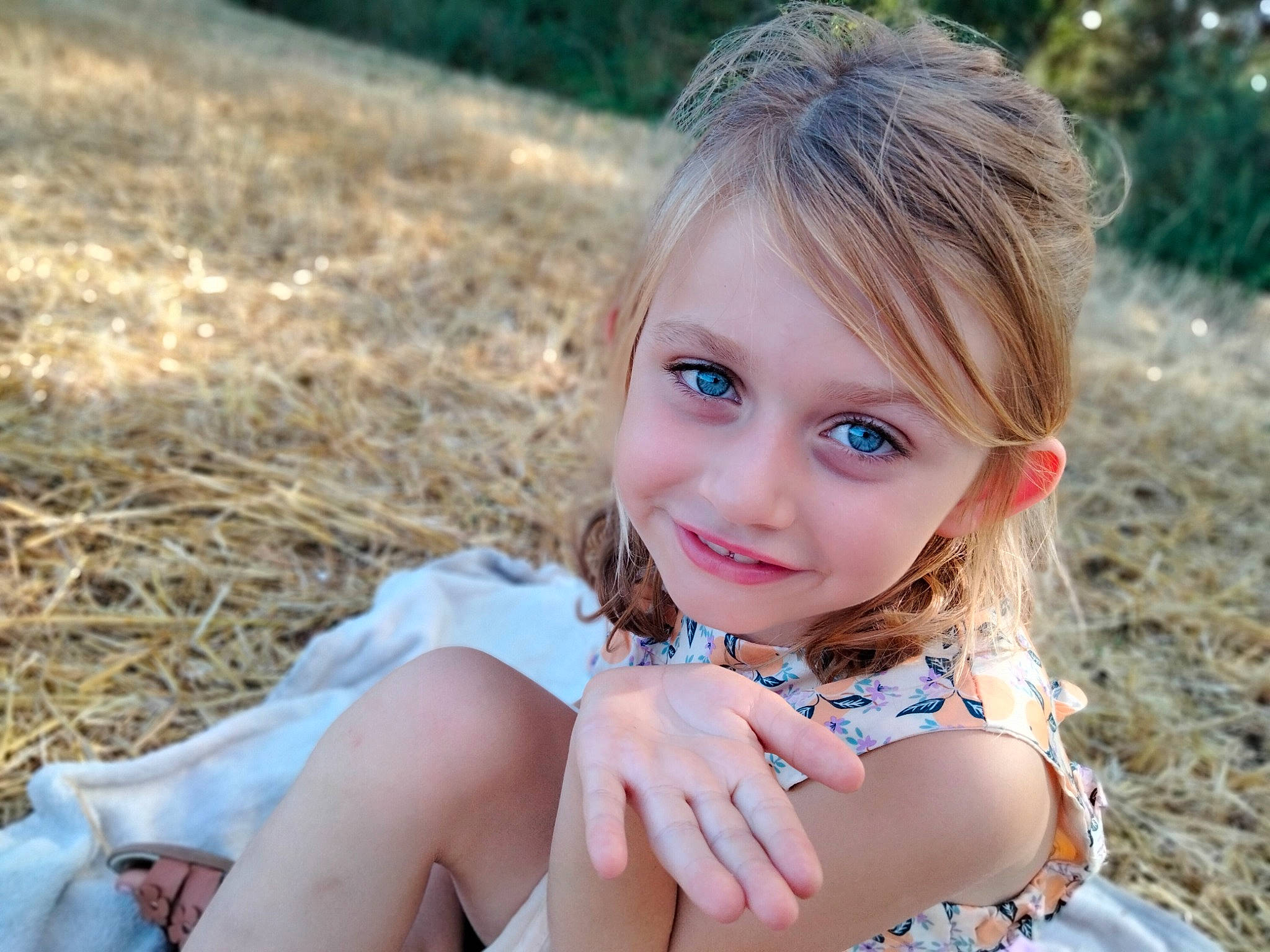 Juliette a rejoint le concours — aidez-le/la à gagner de superbes lots ! arm, beauty, dress, eye, face, fawn, flash_photography, grass, grass_family, happy, iris, joy, lip, people_in_nature, person, plant, skin, smile, summer, toddler