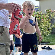 William a rejoint le concours — aidez-le/la à gagner de superbes lots ! adult, barefoot, casual, child, clothing, curious, cushion, footwear, garden, greenery, house, outdoor, person, plants, shirt, shorts, summer, sunglasses, sunlight, toddler