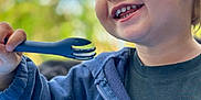 William participe au concours pour gagner de l'argent avec cette photo : blonde_hair, blue_jacket, bowl, child, closeup, cute, face, food, fork, happy, meal, outdoor, pasta, person, playful, portrait, smiling, teeth, toddler, young