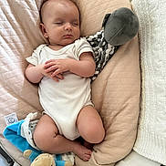 Jameson a rejoint le concours — aidez-le/la à gagner de superbes lots ! baby, bed, blanket, child, comfort, cozy, cushion, cute, feet, hands, indoors, infant, onesie, peaceful, plush_toy, relaxation, resting, sleeping, small, soft