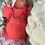 Yliana participe au concours pour gagner de l'argent avec cette photo : baby, blanket, cartoon, clothing, coral, cute, cute_clothing, face, hat, indoor, infant, minnie_mouse, newborn, pattern, person, pink, resting, sleepy, soft, warm