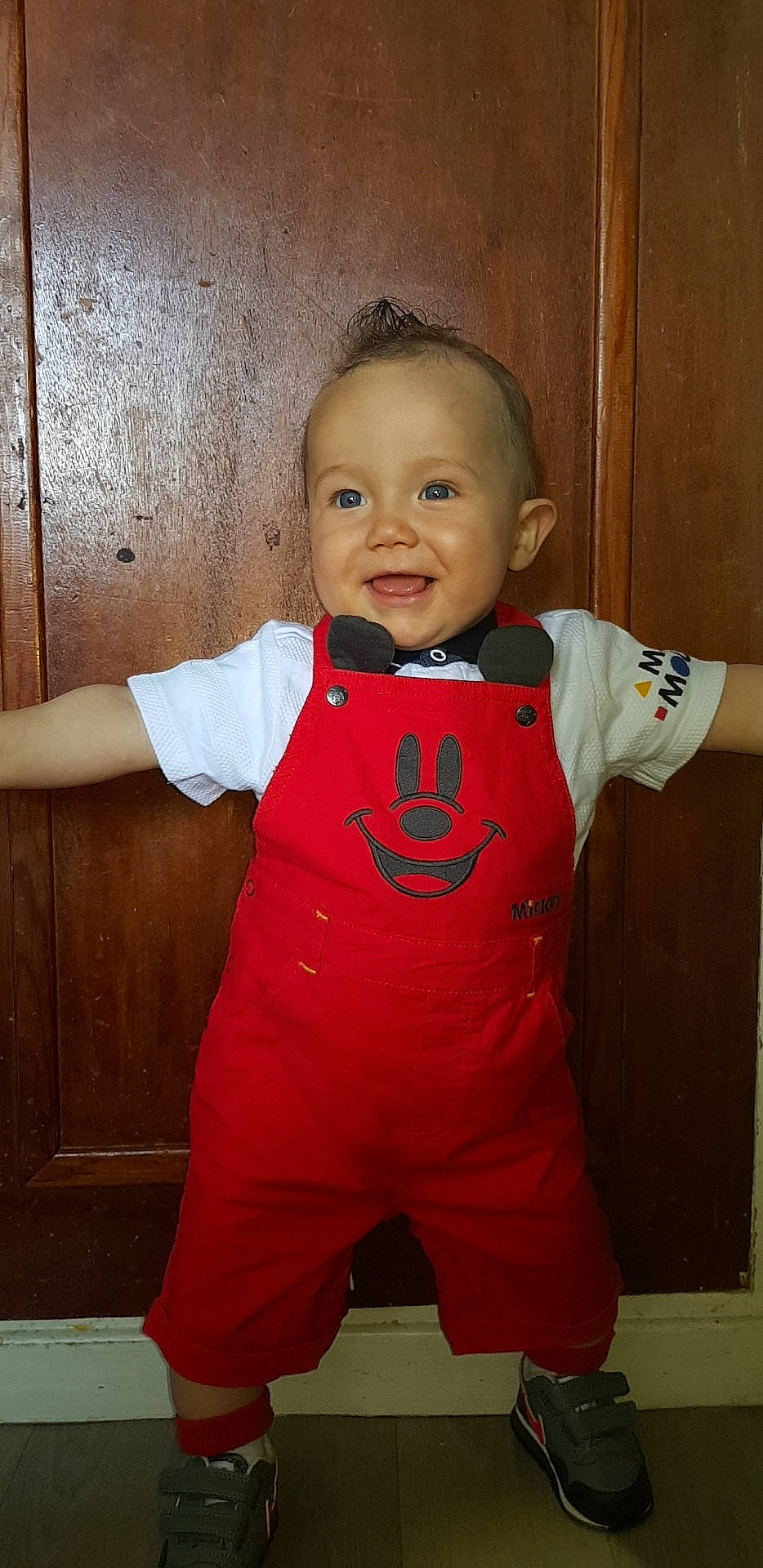 Yliano a rejoint le concours — aidez-le/la à gagner de superbes lots ! arm, baby, baby_toddler_clothing, child, joy, male, overall, person, red, sleeve, smile, standing, toddler
