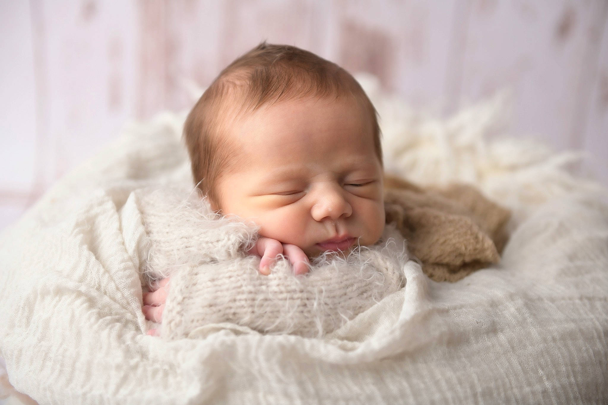 Manélyo participe au concours pour gagner de l'argent avec cette photo : baby, baby_toddler_clothing, cheek, child, collar, comfort, eye, eyebrow, face, fur, grass, happy, head, headgear, iris, linens, nose, person, skin, sleeve