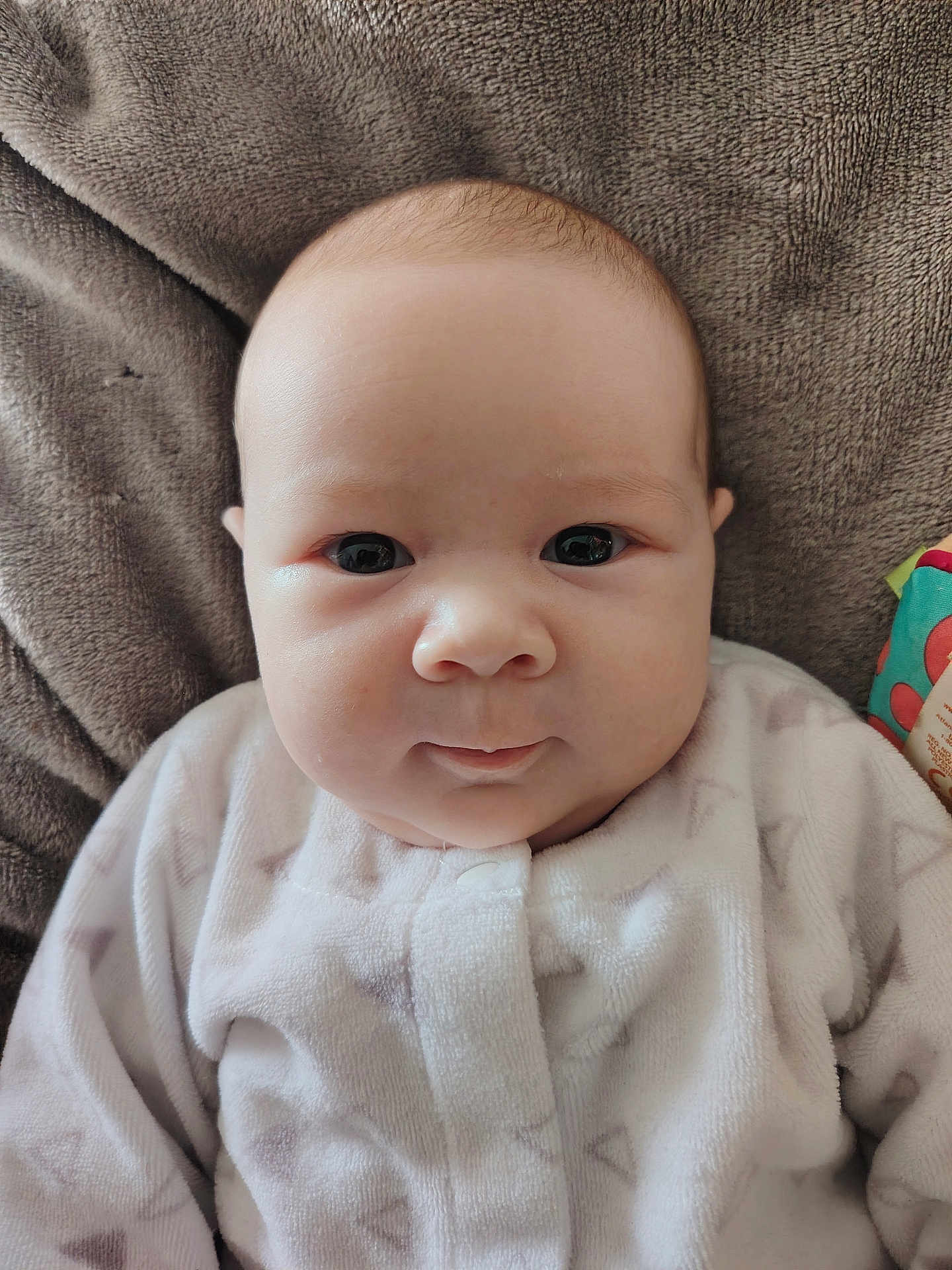 Siana participe au concours pour gagner de l'argent avec cette photo : baby, infant, face, eyes, onesie, blanket, soft_texture, closeup, child, cute, skin, head, portrait, newborn, sleepwear, cozy, indoors, resting, expression, young