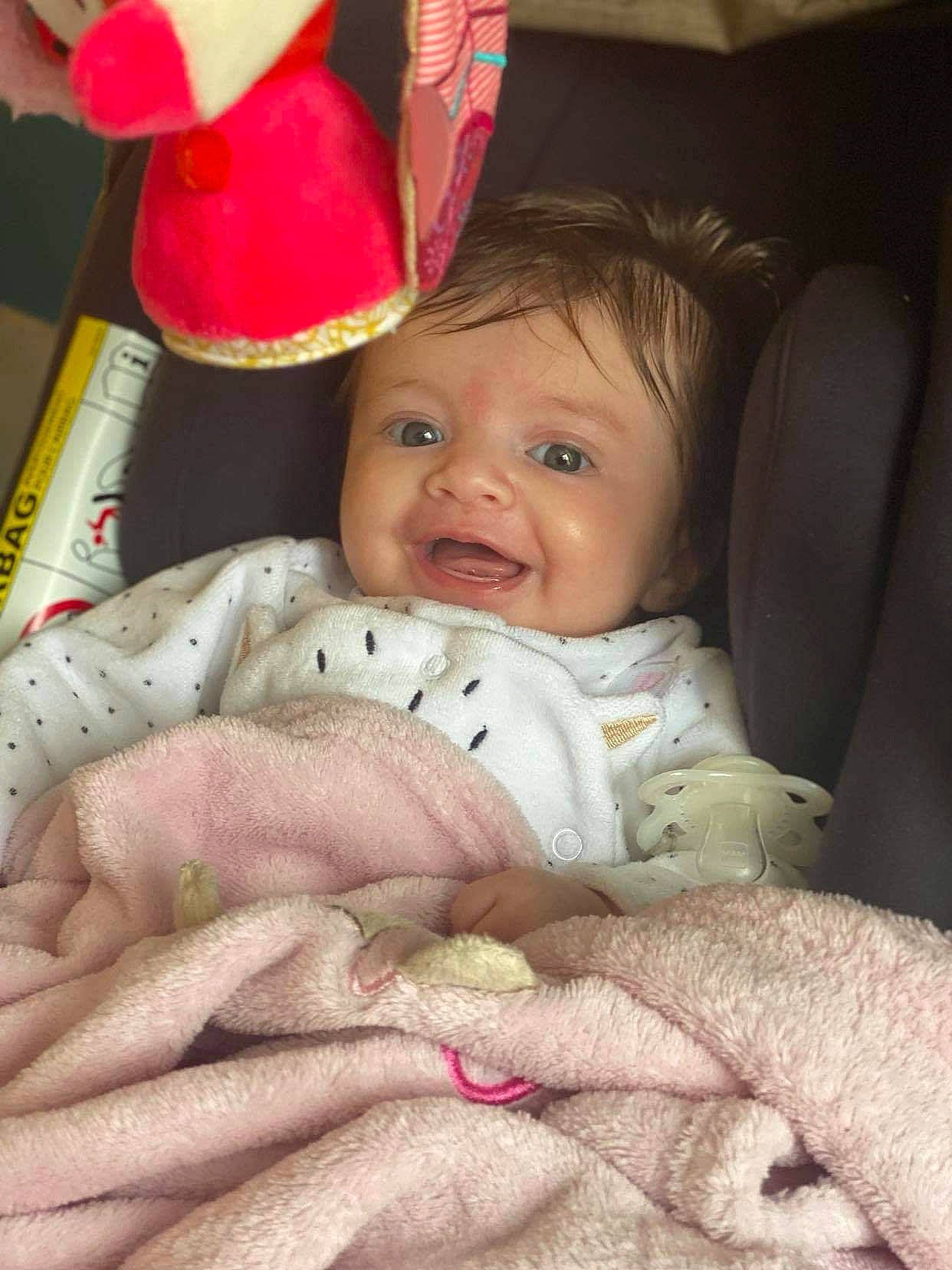 Angeline participe au concours pour gagner de l'argent avec cette photo : baby, baby_products, baby_toddler_clothing, cheek, child, comfort, eye, face, finger, foot, happy, lap, linens, lip, nose, person, pink, skin, smile, textile