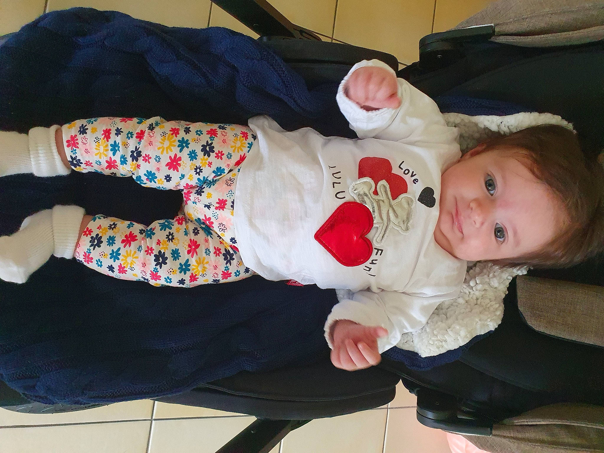 Angeline a rejoint le concours — aidez-le/la à gagner de superbes lots ! baby, baby_products, baby_toddler_clothing, child, comfort, face, hat, head, lap, pattern, person, sitting, sleeve, smile, sock, toddler