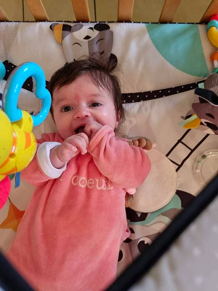 Angeline a rejoint le concours — aidez-le/la à gagner de superbes lots ! baby, baby_playing_with_toys, baby_products, baby_toddler_clothing, cheek, child, comfort, face, facial_expression, fun, hairstyle, happy, leisure, person, pink, room, sitting, skin, smile, textile