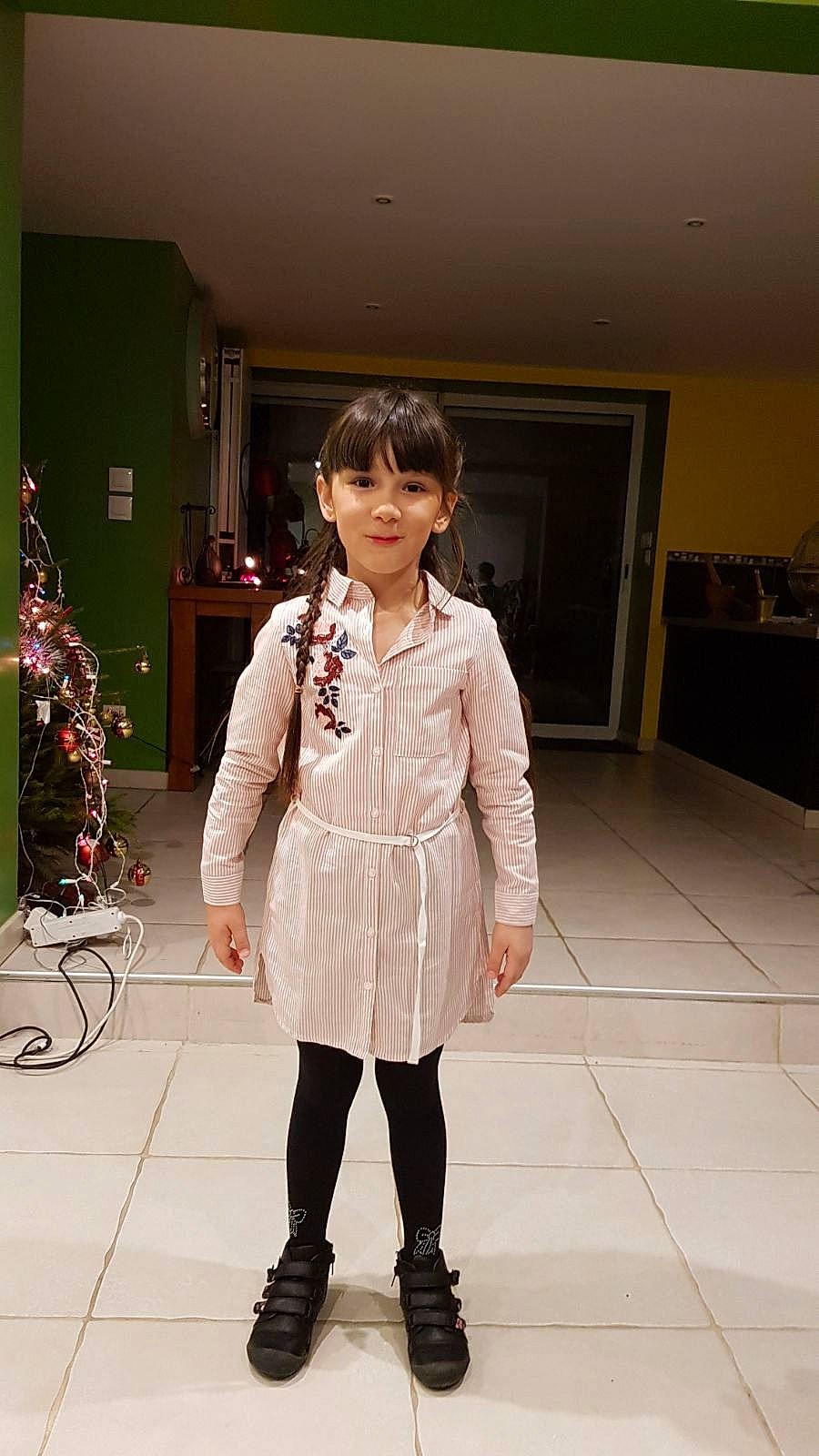 Dilara a rejoint le concours — aidez-le/la à gagner de superbes lots ! child, child_model, clothing, dress, fashion, fashion_accessory, fashion_design, footwear, knee, leggings, outerwear, person, shoe, sleeve, snapshot, tights