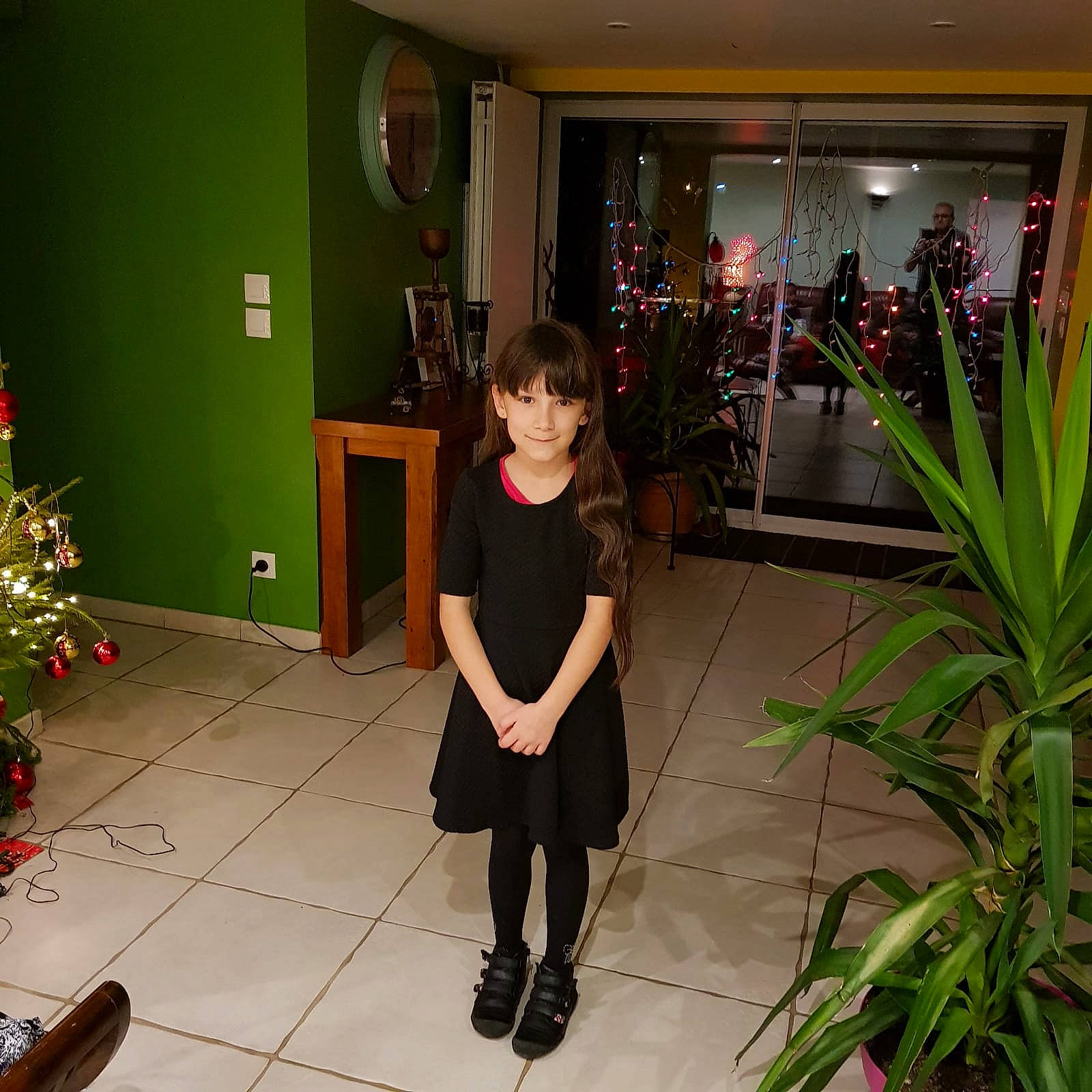 Dilara a rejoint le concours — aidez-le/la à gagner de superbes lots ! flooring, floral_design, floristry, flower, flower_arranging, fun, houseplant, interior_design, leg, person, plant, room, shoe