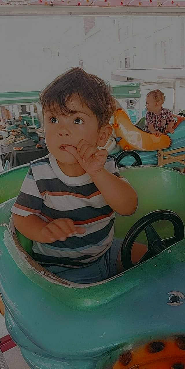 Shahine participe au concours pour gagner de l'argent avec cette photo : automotive_wheel_system, automotive_window_part, chair, child, fun, hairstyle, happy, leisure, motor_vehicle, person, play, recreation, room, sitting, surprise, t_shirt, table, tap, toddler, vacation