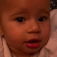 Léïa participe au concours pour gagner de l'argent avec cette photo : baby, closeup, face, infant, child, hands, blanket, curious, expression, indoor, skin, eyelashes, mouth, soft, cute, portrait, newborn, human, warm, sleepwear