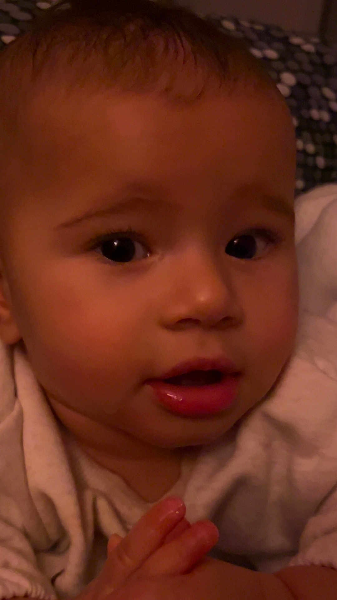 Léïa participe au concours pour gagner de l'argent avec cette photo : baby, closeup, face, infant, child, hands, blanket, curious, expression, indoor, skin, eyelashes, mouth, soft, cute, portrait, newborn, human, warm, sleepwear