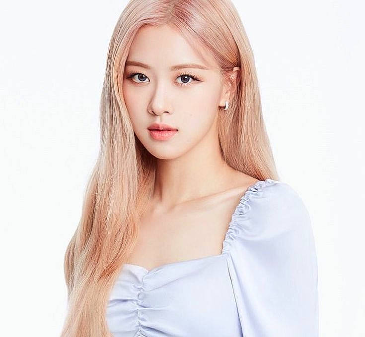 Rose participe au concours pour gagner de l'argent avec cette photo : arm, bangs, eye, eyelash, face, fashion_model, gesture, human_body, jaw, joint, layered_hair, lip, long_hair, makeover, neck, nose, person, shoulder, skin, sleeve