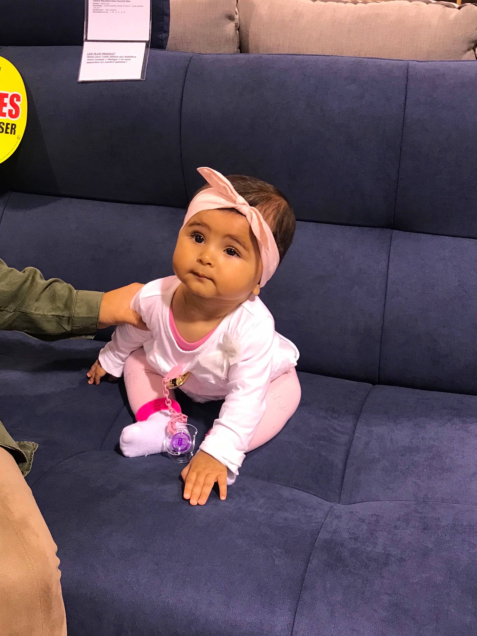 Lahna participe au concours pour gagner de l'argent avec cette photo : child, furniture, headwear, person, toddler