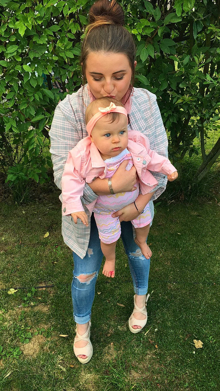 Aélia participe au concours pour gagner de l'argent avec cette photo : baby, baby_products, child, daughter, denim, grass, jeans, person, sitting, toddler