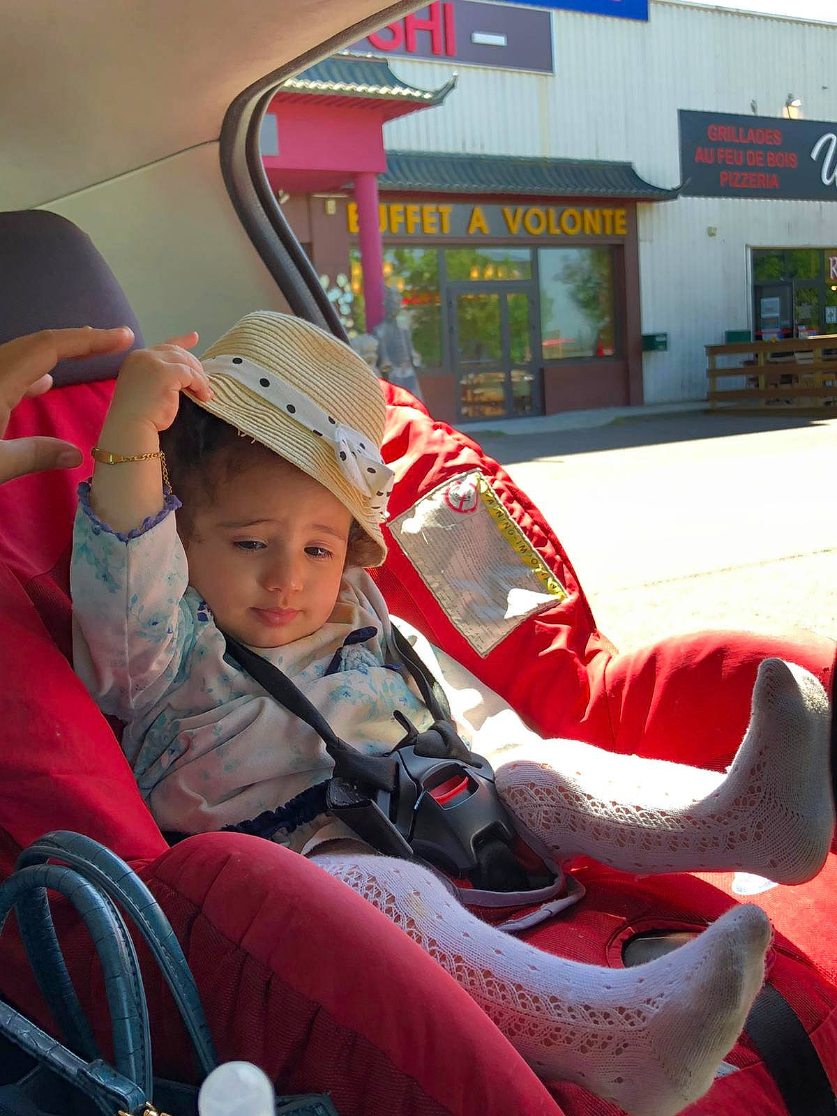Lilya participe au concours pour gagner de l'argent avec cette photo : auto_part, automotive_design, automotive_exterior, baby, baby_carriage, cap, car_seat, comfort, fun, hat, lap, mode_of_transport, motor_vehicle, person, personal_protective_equipment, red, snapshot, steering_wheel, toddler, vehicle