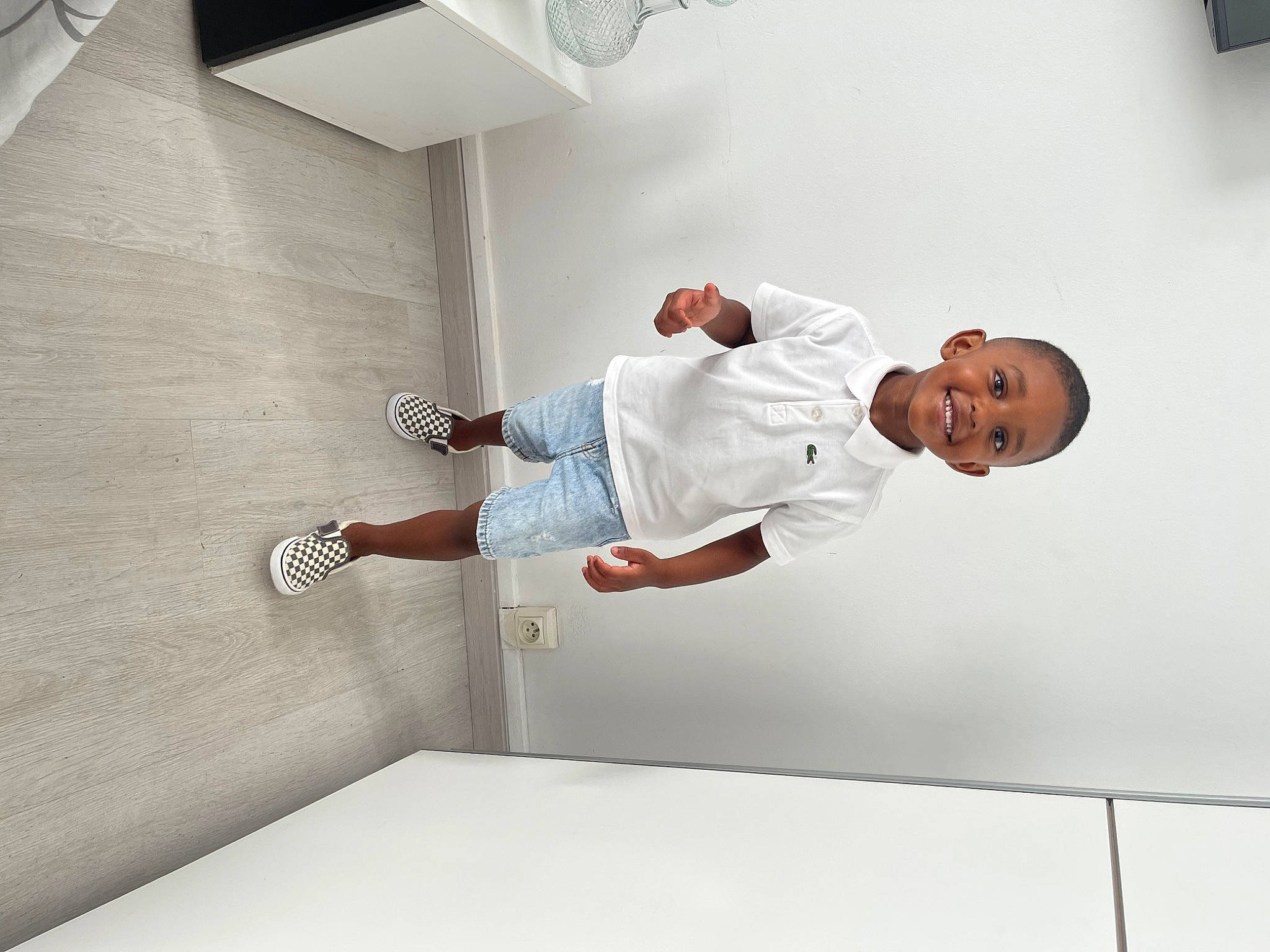 Davy a rejoint le concours — aidez-le/la à gagner de superbes lots ! ceiling, comfort, daylighting, elbow, floor, flooring, hardwood, joy, knee, person, plaster, room, sleeve, sneakers, sportswear, stairs, t_shirt, walking_shoe, wood