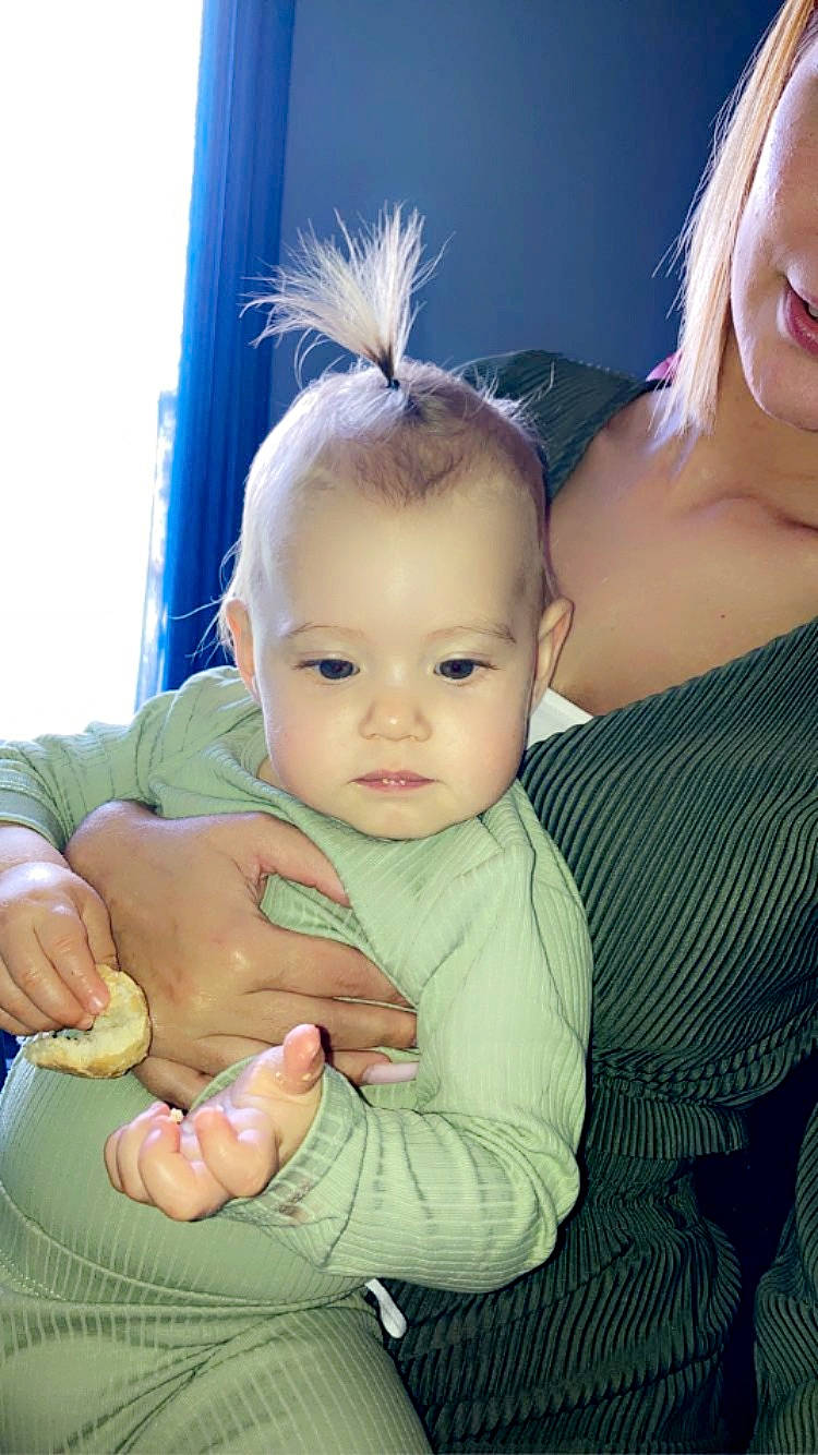 Elena a rejoint le concours — aidez-le/la à gagner de superbes lots ! arm, baby, baby_toddler_clothing, cheek, cool, ear, finger, fun, gesture, grass, hair, hand, happy, human_body, interaction, iris, mohawk_hairstyle, person, shoulder, skin