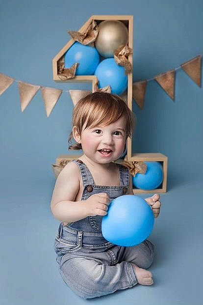 Adonis a rejoint le concours — aidez-le/la à gagner de superbes lots ! aqua, azure, balloon, child, electric_blue, eye, finger, flash_photography, fun, gesture, hairstyle, happy, joint, joy, organ, party_supply, person, product, shoulder, smile