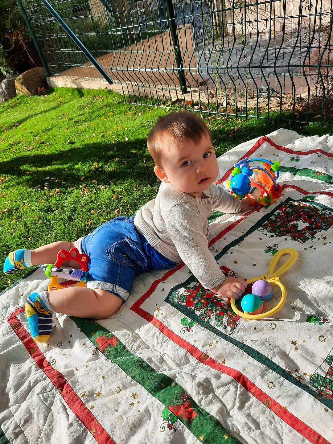 Adonis a rejoint le concours — aidez-le/la à gagner de superbes lots ! art, baby, baby_toddler_clothing, child, event, fence, fun, grass, leisure, mesh, person, play, recreation, sharing, sitting, t_shirt, toddler, toy, toy_vehicle, yard