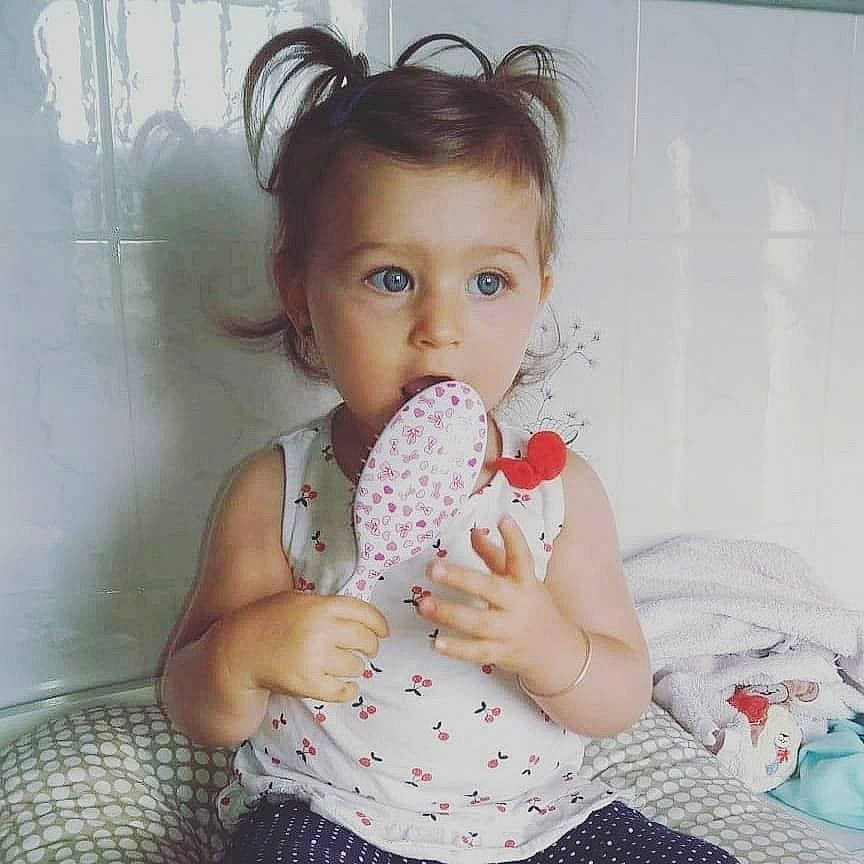 Aria participe au concours pour gagner de l'argent avec cette photo : baby, baby_products, baby_toddler_clothing, child, day_dress, fruit, hair_accessory, pattern, person, polka_dot, portrait_photography, toddler