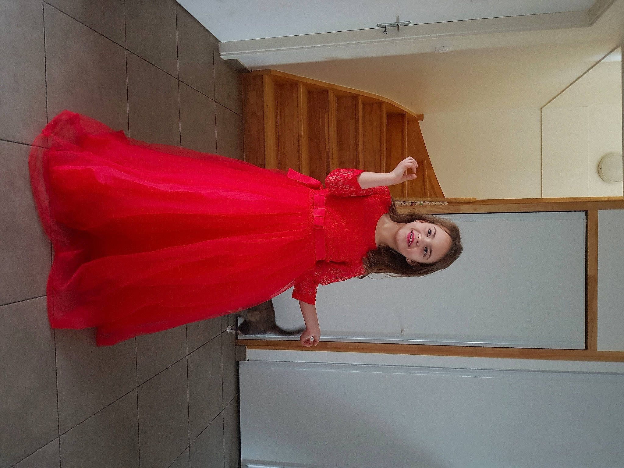 Norah a rejoint le concours — aidez-le/la à gagner de superbes lots ! abdomen, carmine, coquelicot, costume, fashion_design, flesh, gown, haute_couture, joint, joy, molding, one_piece_garment, person, red, shoulder, silk, standing, waist