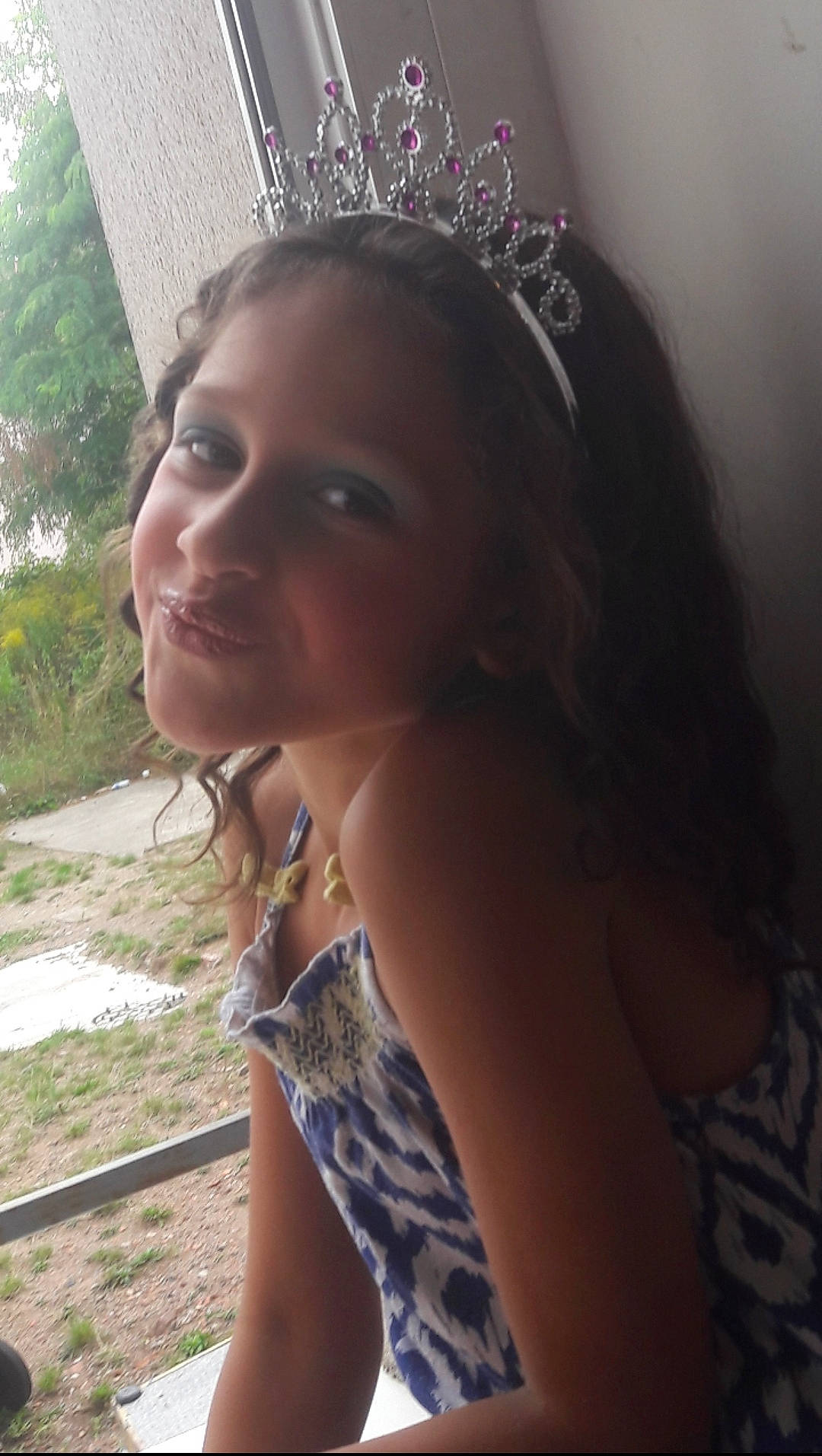 Aaliyah participe au concours pour gagner de l'argent avec cette photo : beauty, black_hair, brown_hair, eye, eyebrow, face, forehead, hair, hair_accessory, hairstyle, head, human, joy, lip, long_hair, mouth, nose, person, photography, selfie