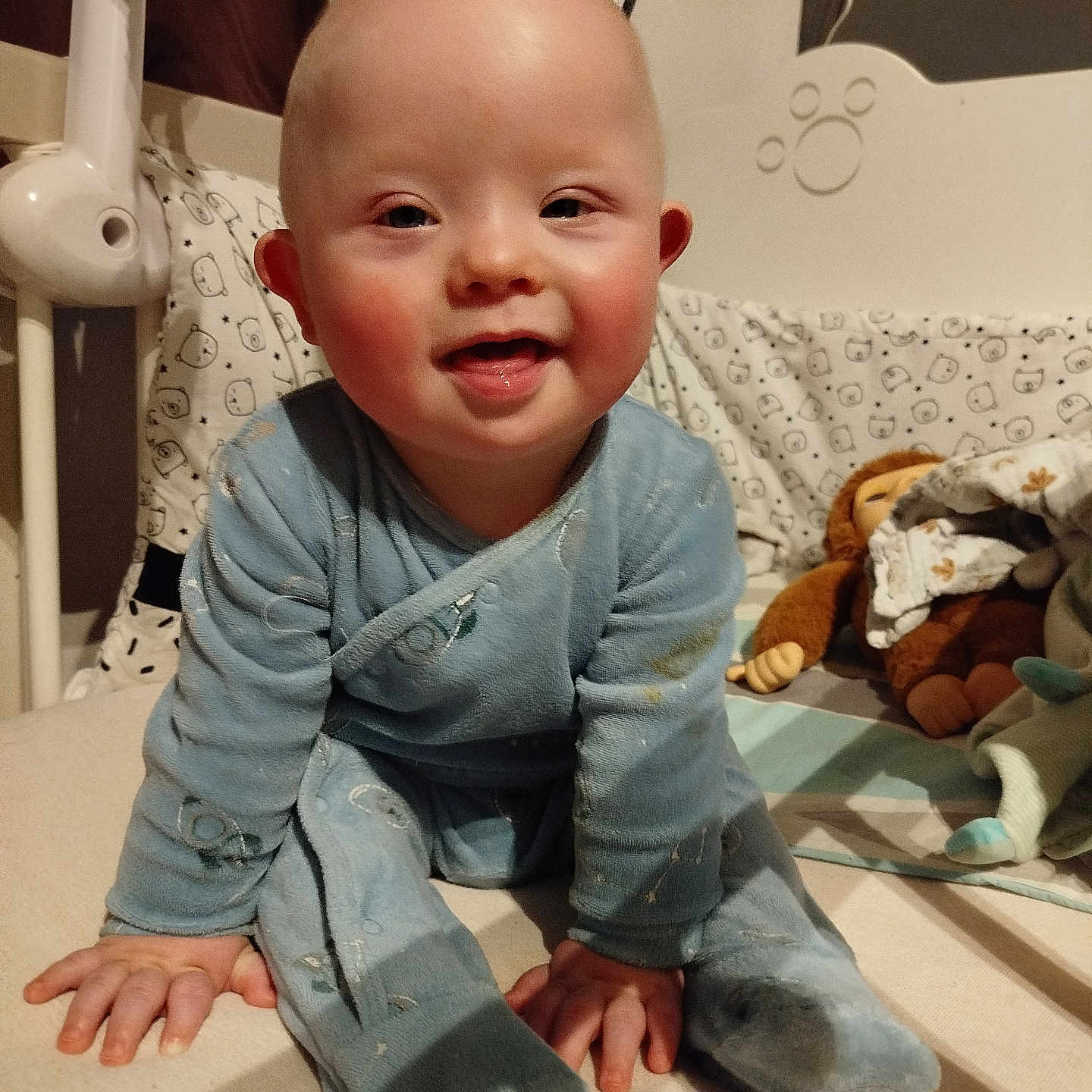 Noha Comorera Bague participe au concours pour gagner de l'argent avec cette photo : baby, bodypart, clothing, crawling, crib, face, finger, footwear, furniture, hand, head, infantbed, jeans, pants, person, photography, portrait, shoe, sitting, toy