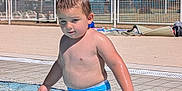 Manoé a rejoint le concours — aidez-le/la à gagner de superbes lots ! blue, boy, child, daytime, fence, leisure, nature, outdoor, person, playing, pool, recreation, summer, sunlight, swimming_trunks, trees, vacation, water, wet, young