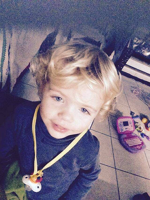 Léo participe au concours pour gagner de l'argent avec cette photo : baby, beauty, child, cloud, cool, electric_blue, eyelash, hairstyle, happy, mammal, nose, person, photograph, sleeve, smile, snapshot, t_shirt, tints_and_shades, toddler, vertebrate