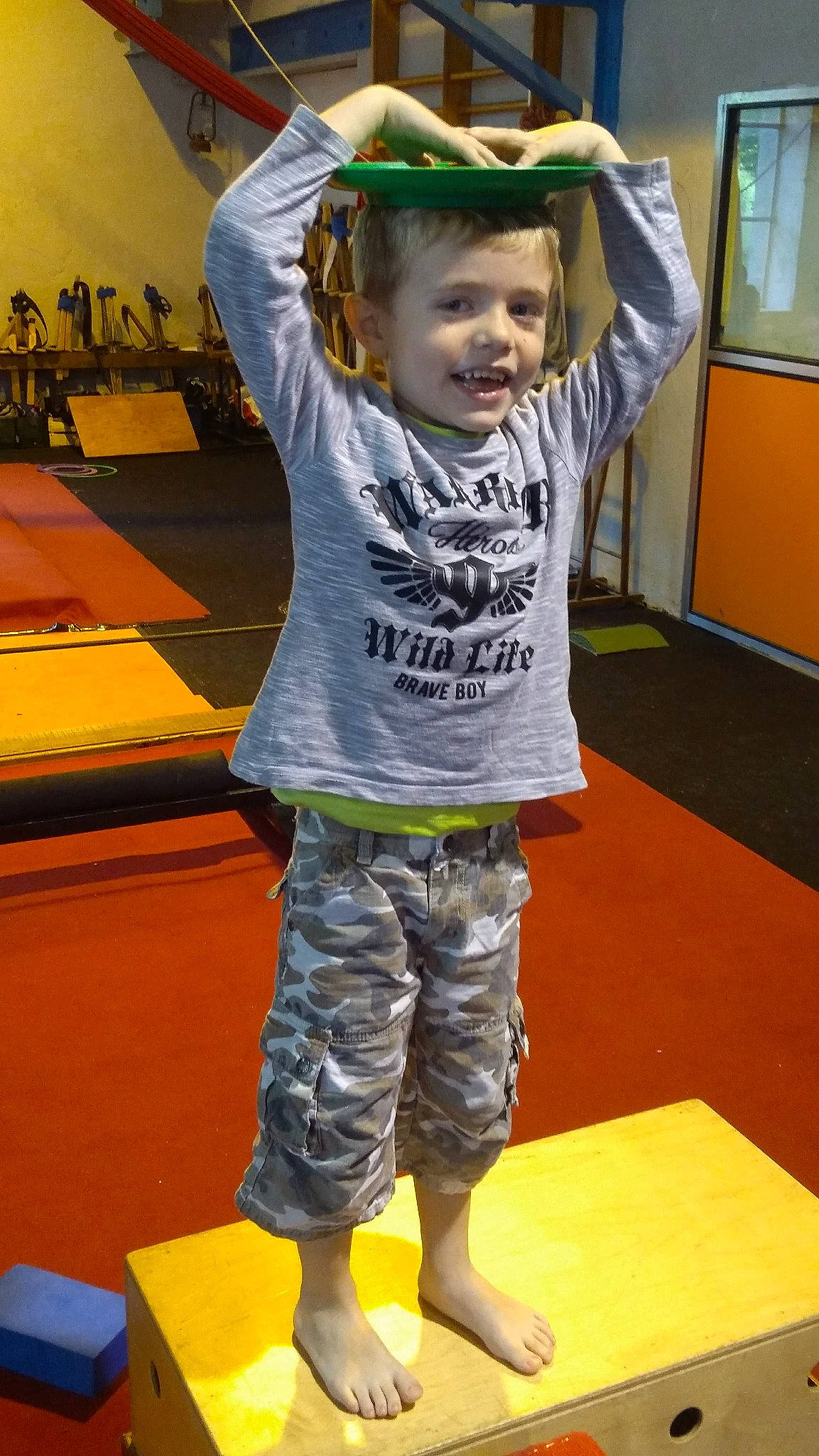 Léo participe au concours pour gagner de l'argent avec cette photo : active_pants, baseball_cap, cap, cargo_pants, child, event, flooring, fun, green, hat, joint, leisure, military_camouflage, person, sleeve, smile, sun_hat, sweatpant, t_shirt, toddler