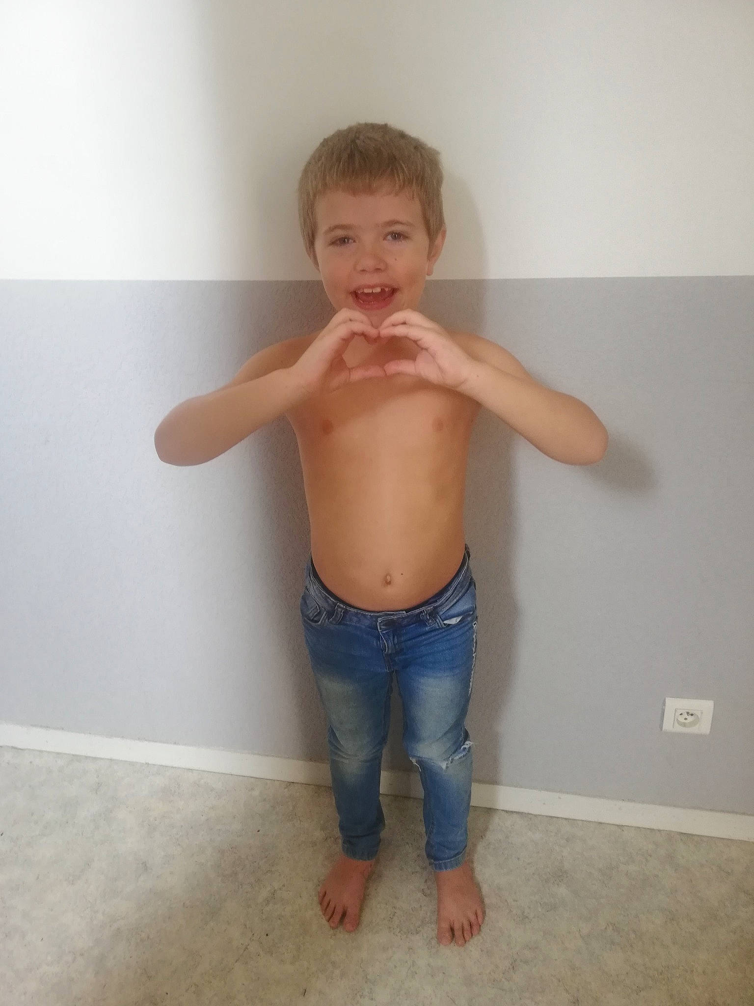 Léo a rejoint le concours — aidez-le/la à gagner de superbes lots ! abdomen, arm, chest, clothing, elbow, eye, flooring, gesture, hand, human_body, knee, leg, neck, person, sleeve, smile, stomach, thigh, thumb, trunk