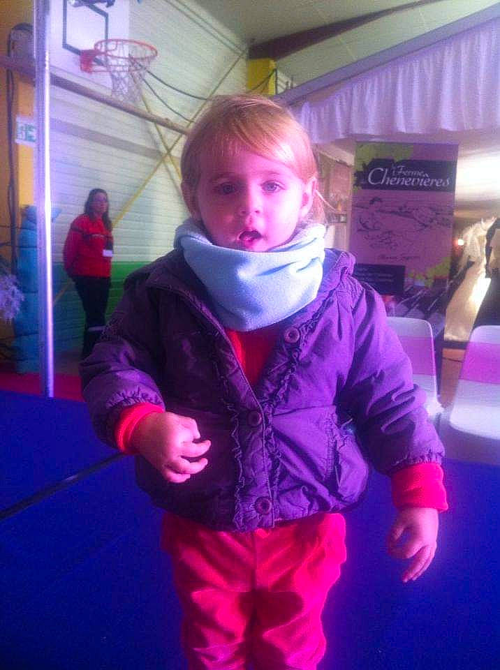Mary a rejoint le concours — aidez-le/la à gagner de superbes lots ! blurred, child, costume, electric_blue, flooring, fun, glass, glove, happy, jacket, leisure, magenta, person, personal_protective_equipment, pink, purple, sleeve, standing, t_shirt, toddler
