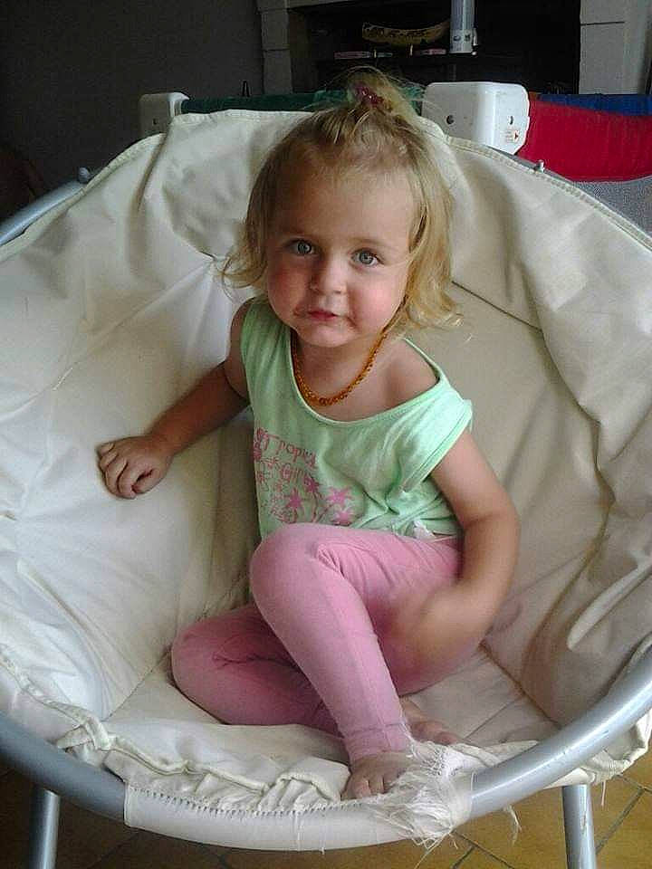 Mary a rejoint le concours — aidez-le/la à gagner de superbes lots ! arm, baby, baby_toddler_clothing, chair, cheek, comfort, eye, face, hair, hairstyle, hand, head, leg, mouth, person, pink, product, skin, sleeve, smile