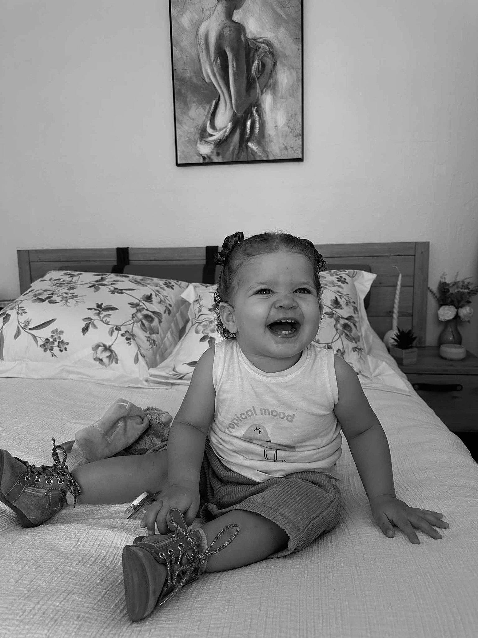 Luna participe au concours pour gagner de l'argent avec cette photo : art, baby, baby_toddler_clothing, black, black_and_white, comfort, couch, flooring, fun, happy, monochrome, monochrome_photography, person, photograph, picture_frame, smile, snapshot, style, toddler, vertebrate