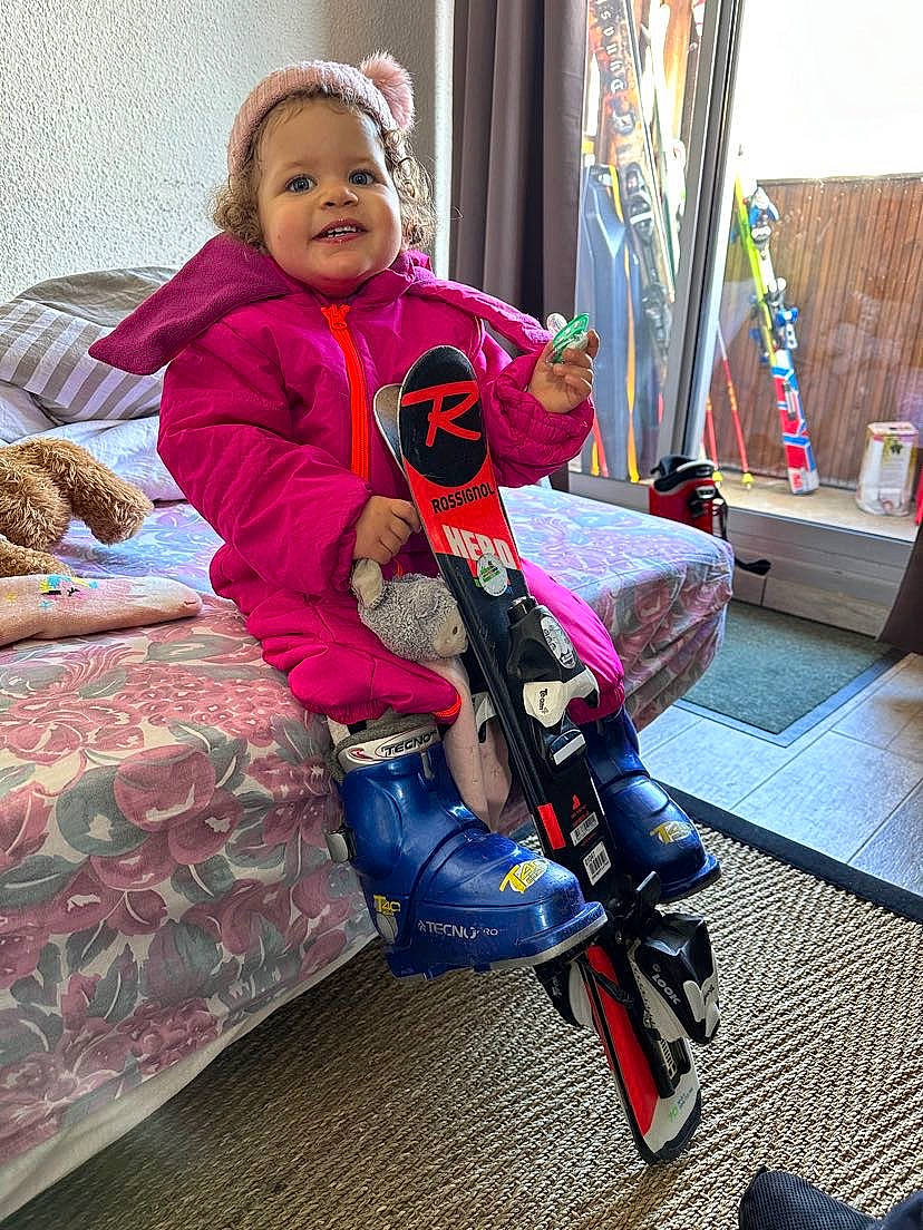 Luna participe au concours pour gagner de l'argent avec cette photo : baby, baby_carriage, baby_products, baby_toddler_clothing, carmine, child, comfort, curtain, fun, joy, leisure, magenta, person, personal_protective_equipment, purple, recreation, room, sitting, smile, tire