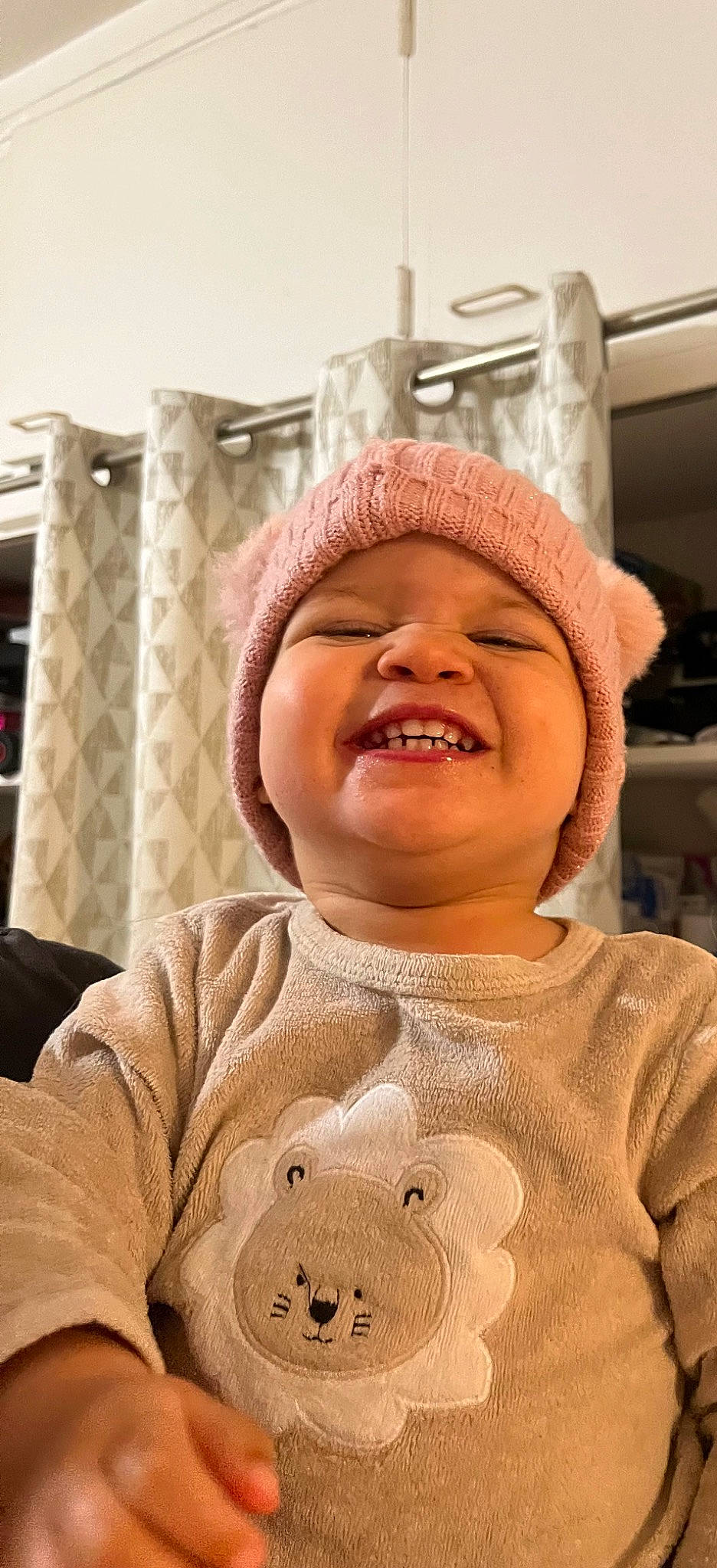 Luna participe au concours pour gagner de l'argent avec cette photo : baby, baby_laughing, baby_toddler_clothing, cheek, child, chin, comfort, facial_expression, fun, glasses, happy, headwear, joy, mouth, nose, person, skin, sleeve, smile, textile