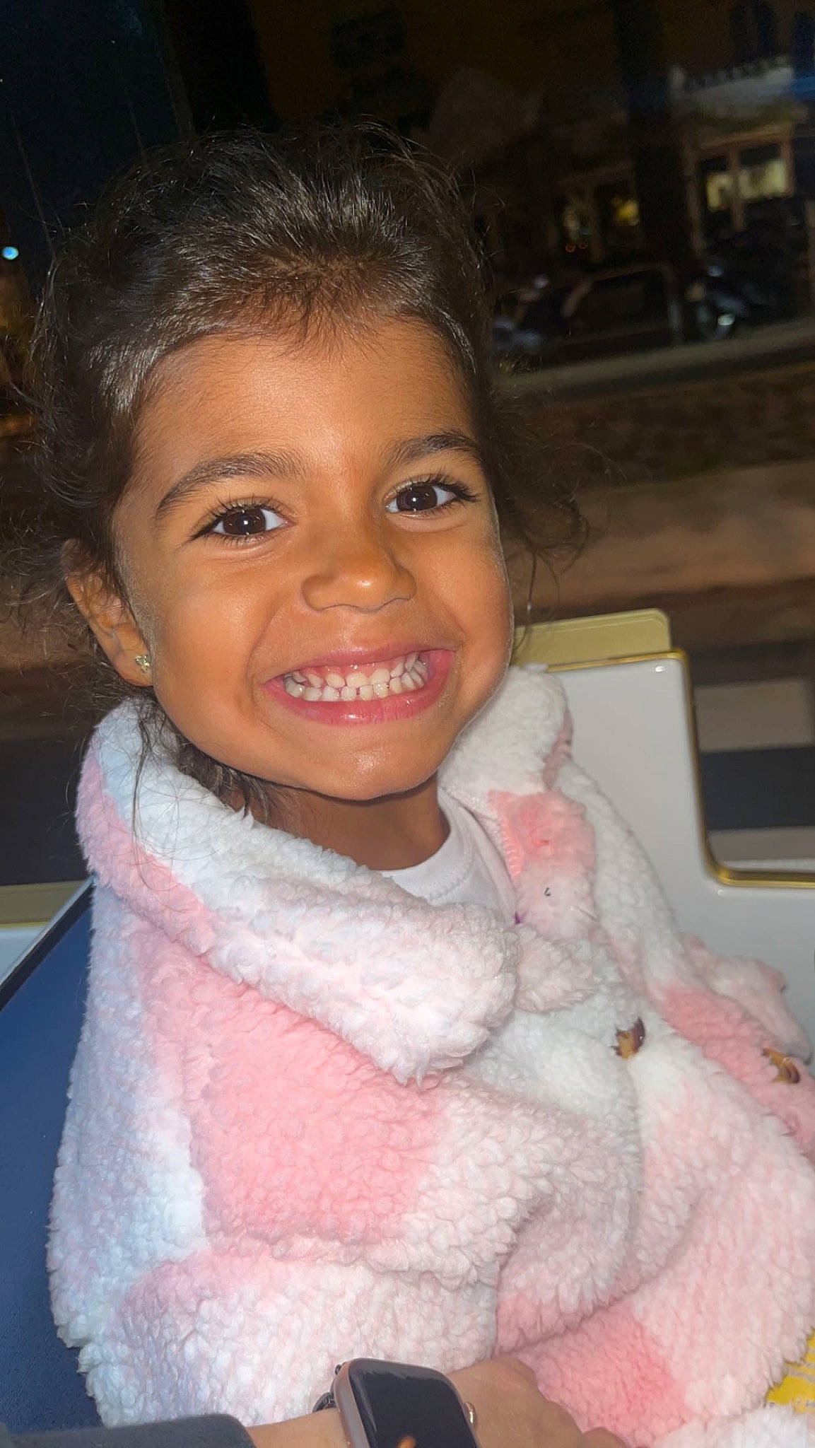 Maeli a rejoint le concours — aidez-le/la à gagner de superbes lots ! black_hair, cheek, child, chin, eye, eyebrow, eyelash, flash_photography, forehead, fun, hair, happy, head, iris, joy, lip, nose, person, pink, skin