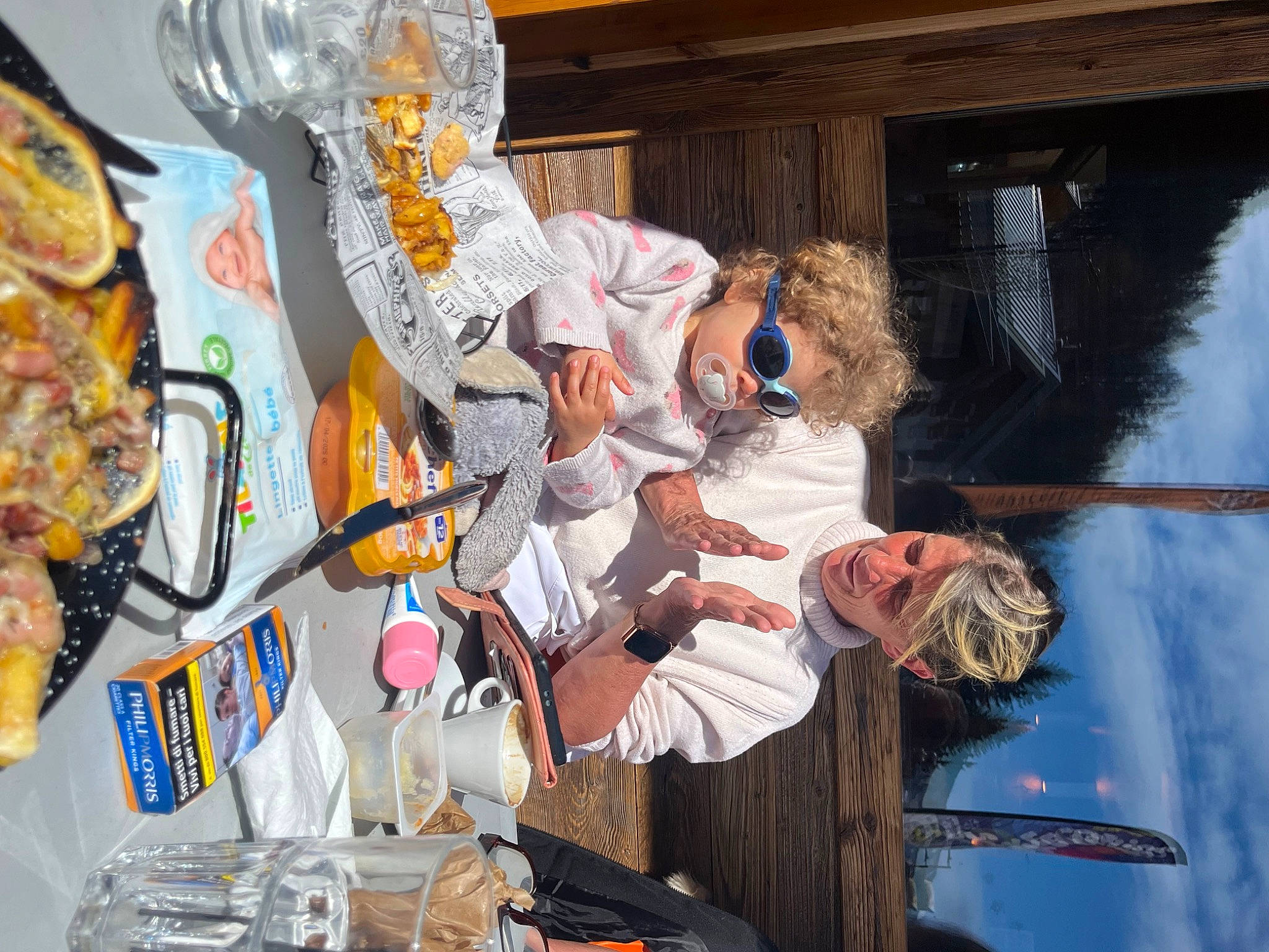 Maeli a rejoint le concours — aidez-le/la à gagner de superbes lots ! boat, costume, event, fast_food, fiction, food, fun, hat, junk_food, leisure, person, public_event, recreation, sunglasses, t_shirt, tableware, visual_arts, water, watercraft, world