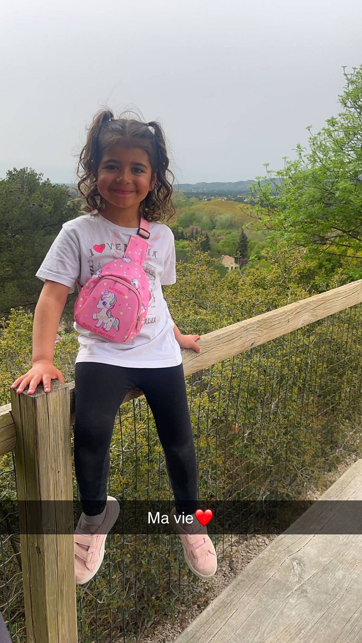 Maeli a rejoint le concours — aidez-le/la à gagner de superbes lots ! active_pants, denim, fun, grass, happy, joy, knee, leisure, magenta, pattern, people_in_nature, person, recreation, sky, sleeve, smile, sportswear, t_shirt, thigh, toddler